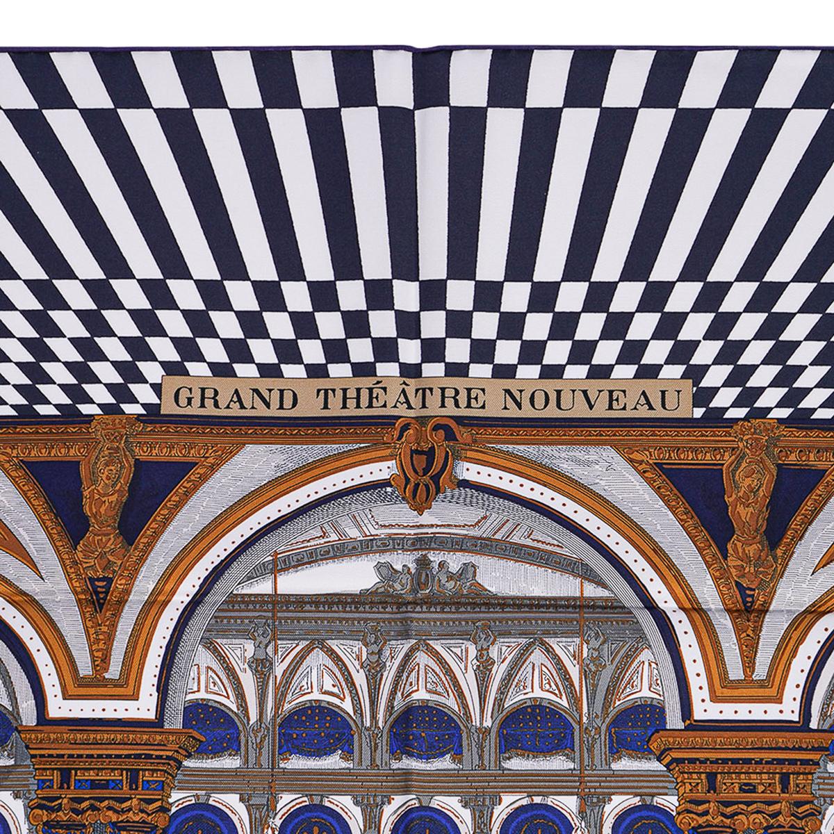Hermès - Écharpe Grand Theatre Nouveau - Bleu Royal / Mordore / Blanc Soie 90 en vente 12