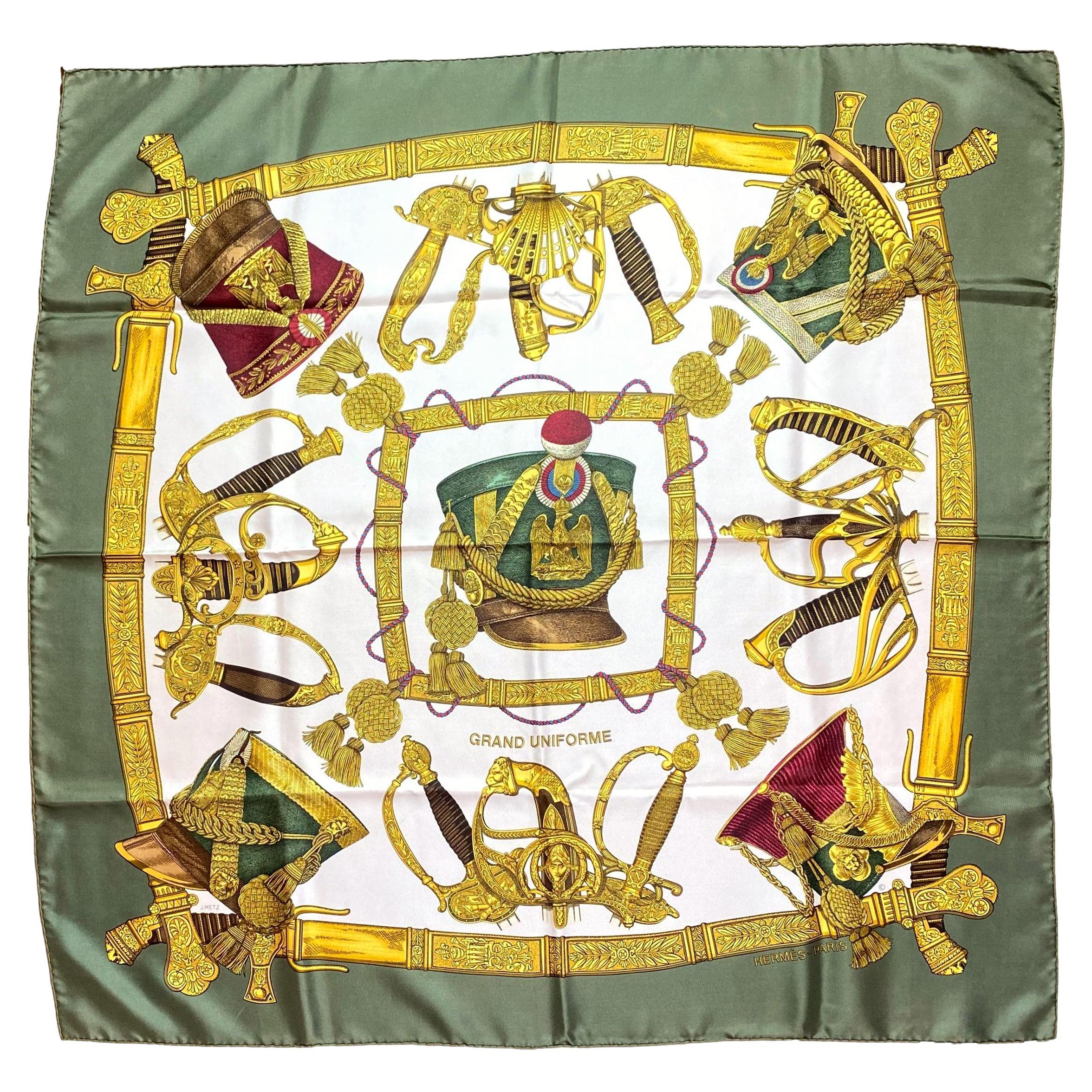 Pañuelo Hermès "Grand Uniforme" de 90 cm en sarga de seda de Joachim Metz, 1985.