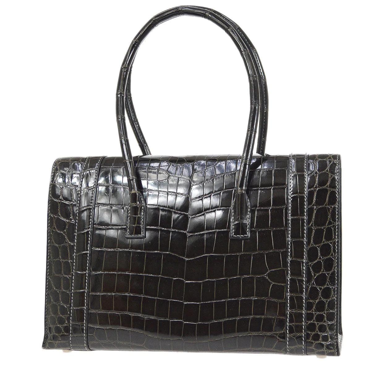 Pre-Owned Vintage Condition
From 2002 Collection 
Niloticus Crocodile 
Silver Tone Hardware
Leather Lining
Measures 10.5