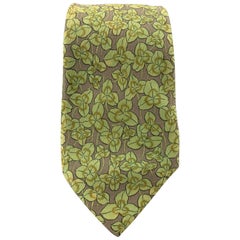 HERMÈS Cravate en soie imprimée de feuilles grises et vertes 7228 UA