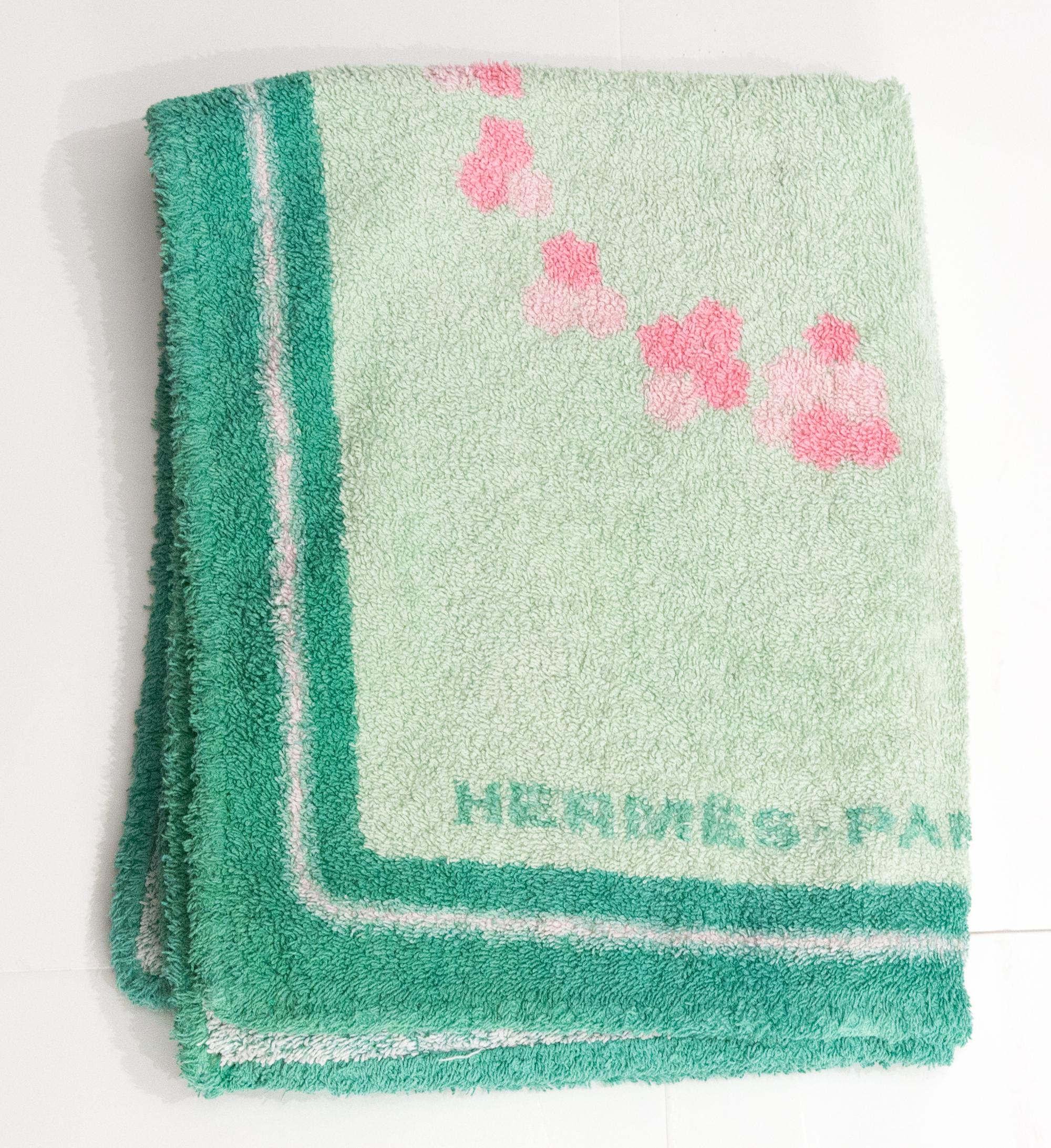 Hermes green cotton Beach towel SM ”Butterfly” featuring a green border and a top logo signature.
Circa 2000s 
In good vintage condition  Made in France.
24.4in. (62cm)  X 37.7 in. (96cm)
We guarantee you will receive this  iconic item as described