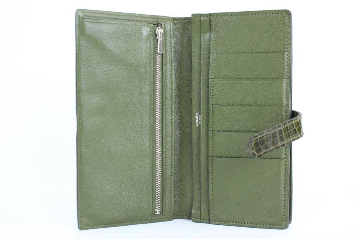 Hermès Green Crocodile Bearn 99ht30 Wallet In Fair Condition For Sale In Forest Hills, NY