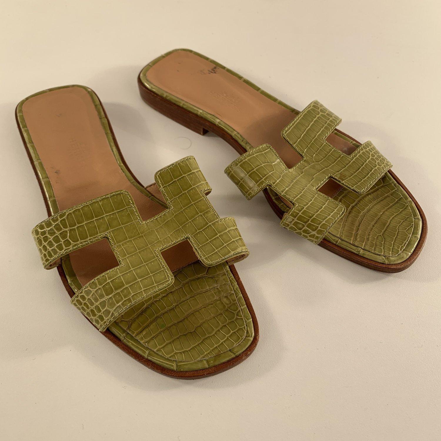 Hermès Oran Sandals crafted in green crocodile leather. Signature iconic cut-out 'H'-shaped strap. Natural leather heels and soles. Size 36. Hermes dustbag included


Details

MATERIAL: Leather

COLOR: Green

MODEL: Oran Sandals

GENDER: