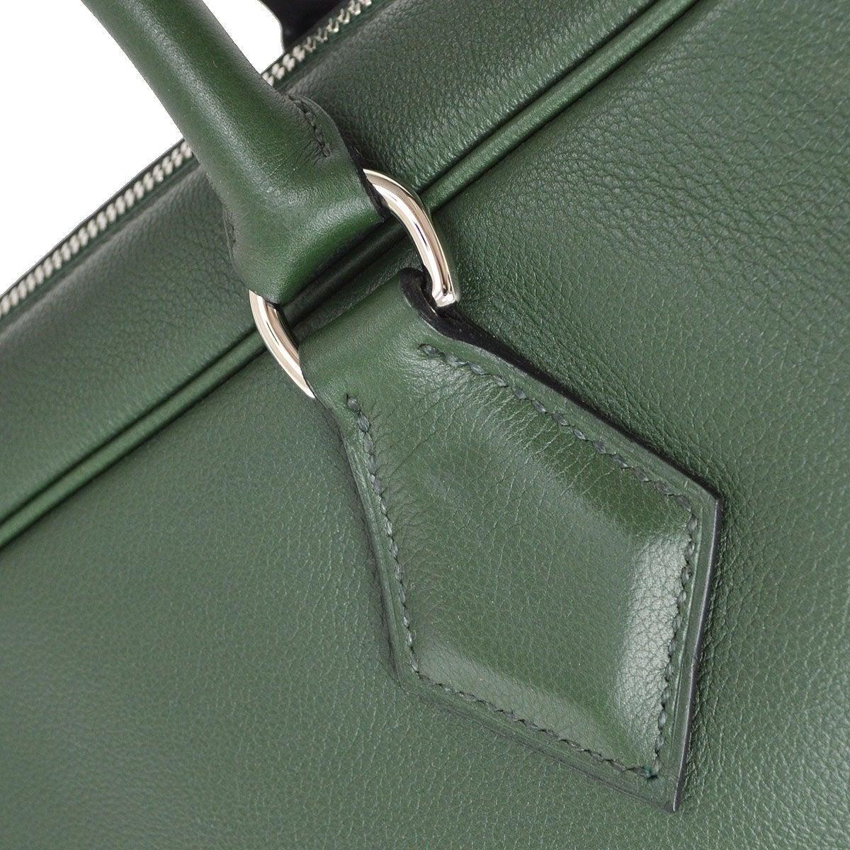 Pre-Owned Vintage By Zustand
Evergrain-Leder
Silberfarbene Hardware
Lederfutter
Maße: 15,75