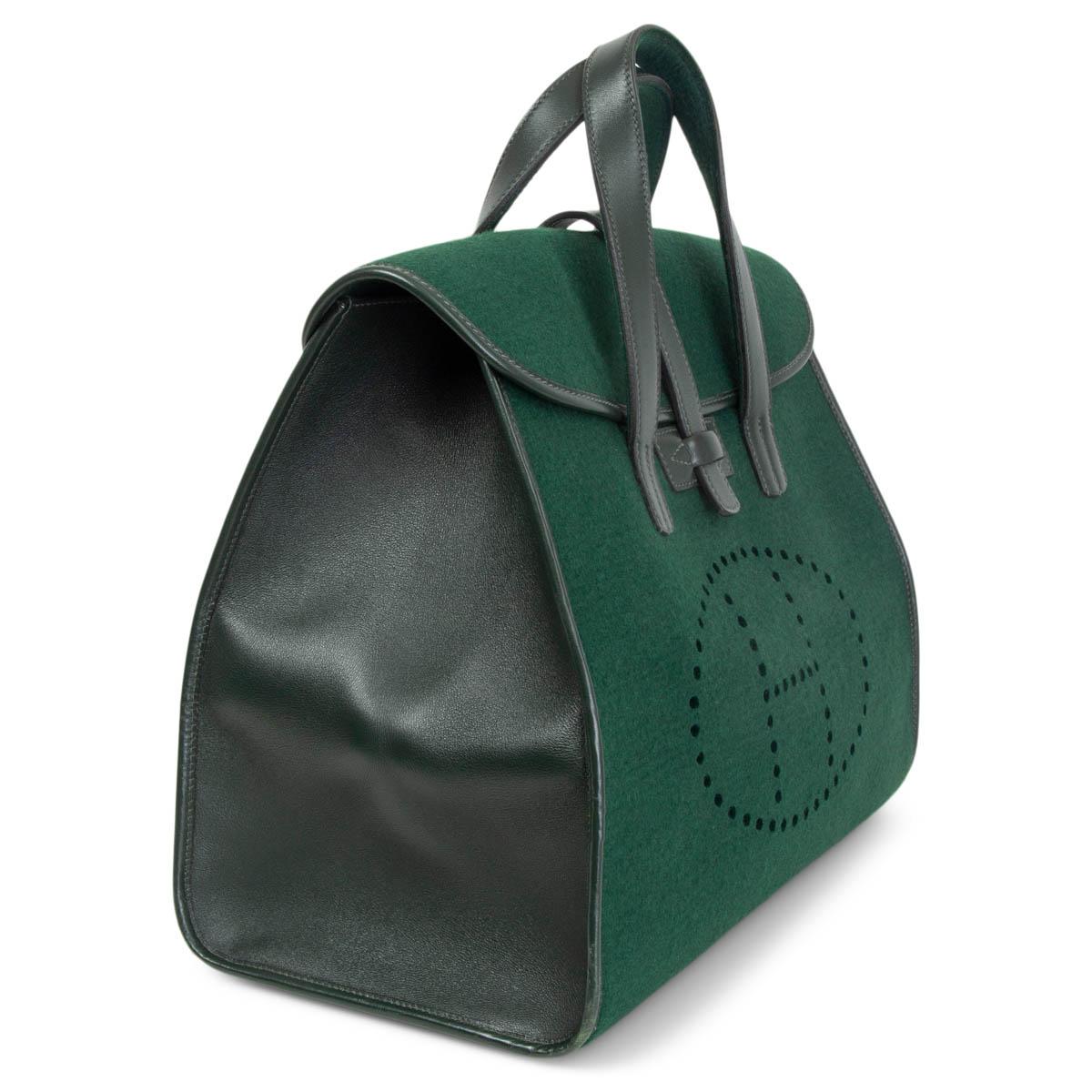 100% authentic Hermès Feu2dou Tote in Vert Fonce Feutre (felt) and Gulliver Leather. Perforated 