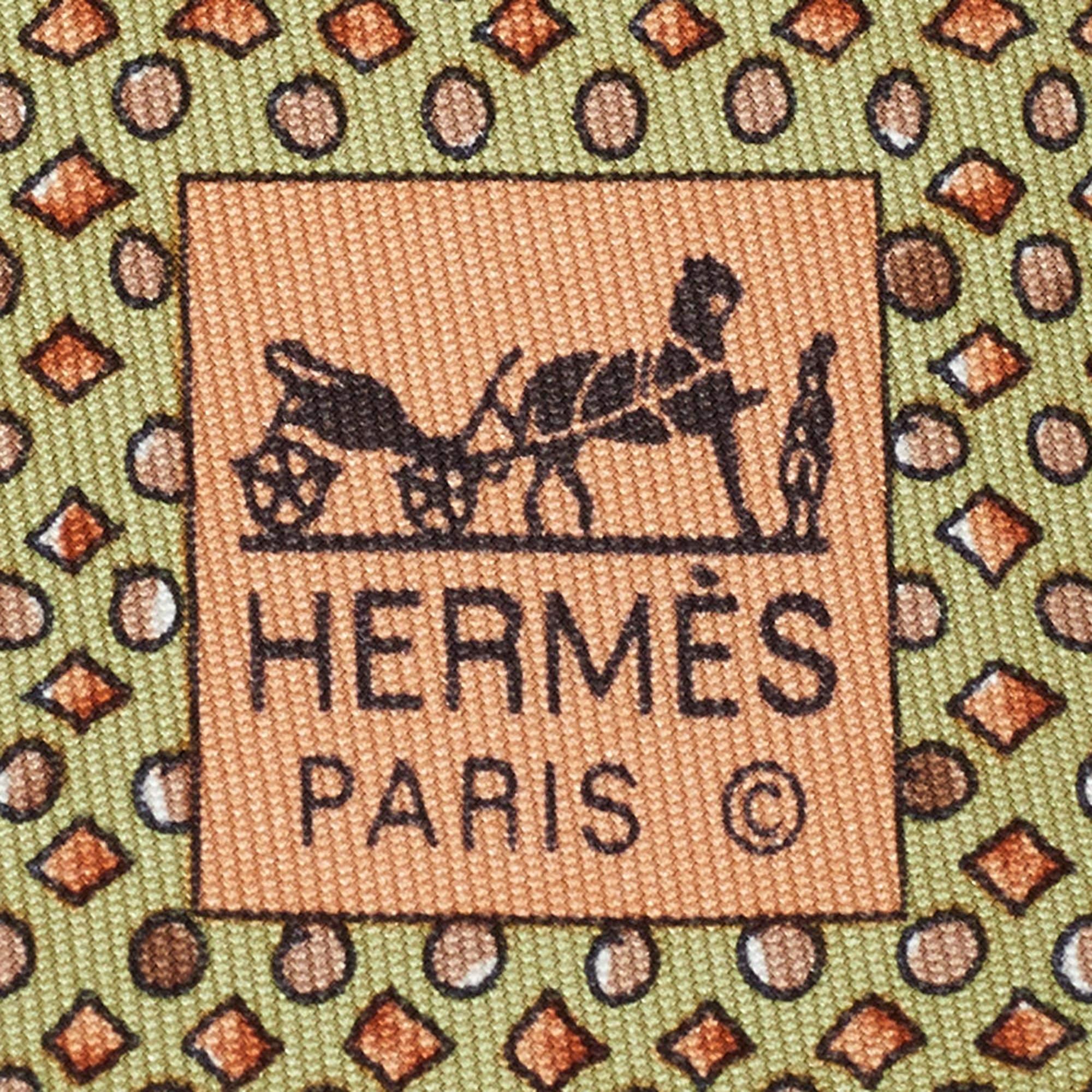 Brown Hermès Green Geometric Shape Print Silk Traditional Tie For Sale