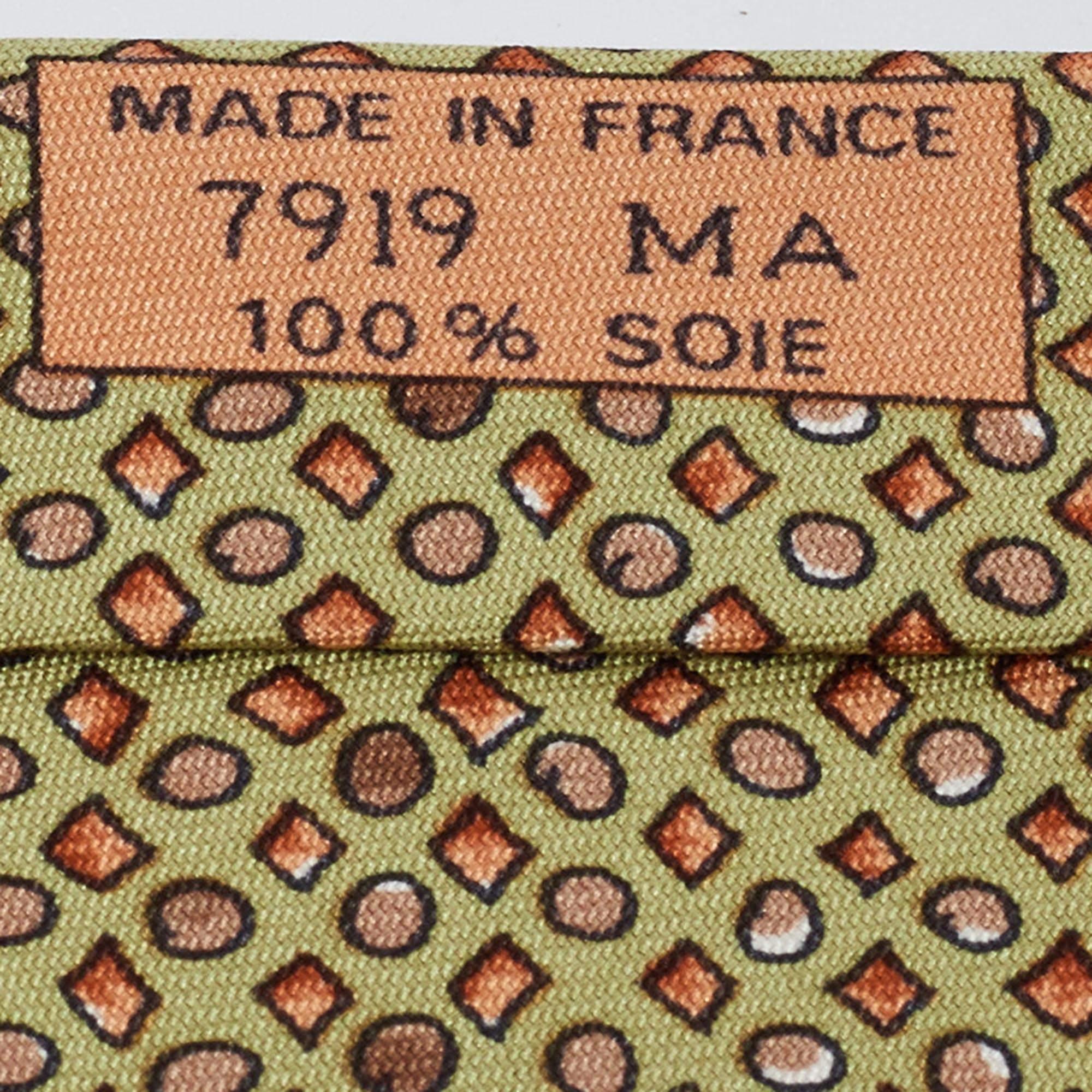 Hermès Green Geometric Shape Print Silk Traditional Tie In Excellent Condition For Sale In Dubai, Al Qouz 2