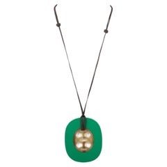 Hermès - Collier avec pendentif corne verte