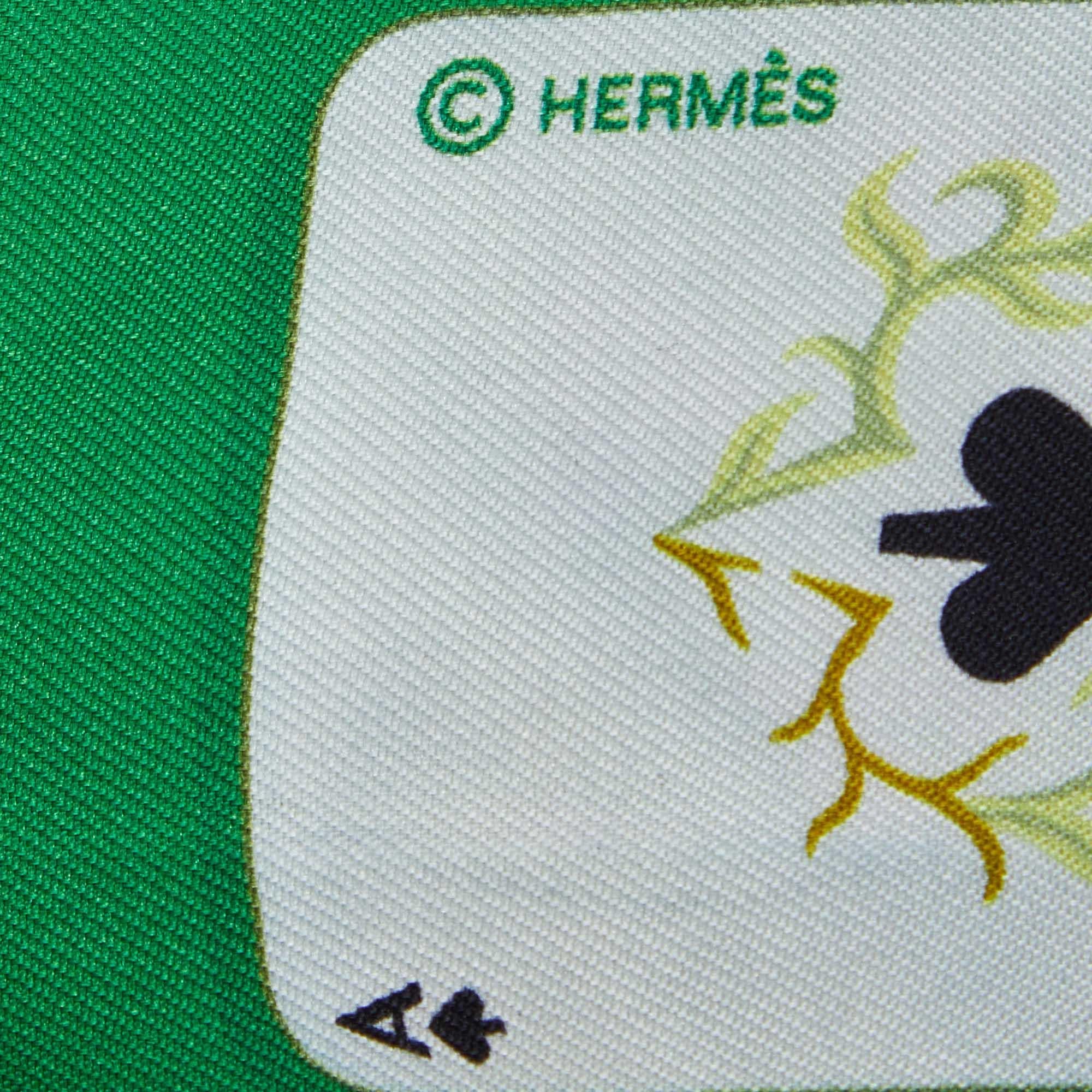 Hermes Green Jeu de Cartes Printed Silk Twilly In Good Condition In Dubai, Al Qouz 2