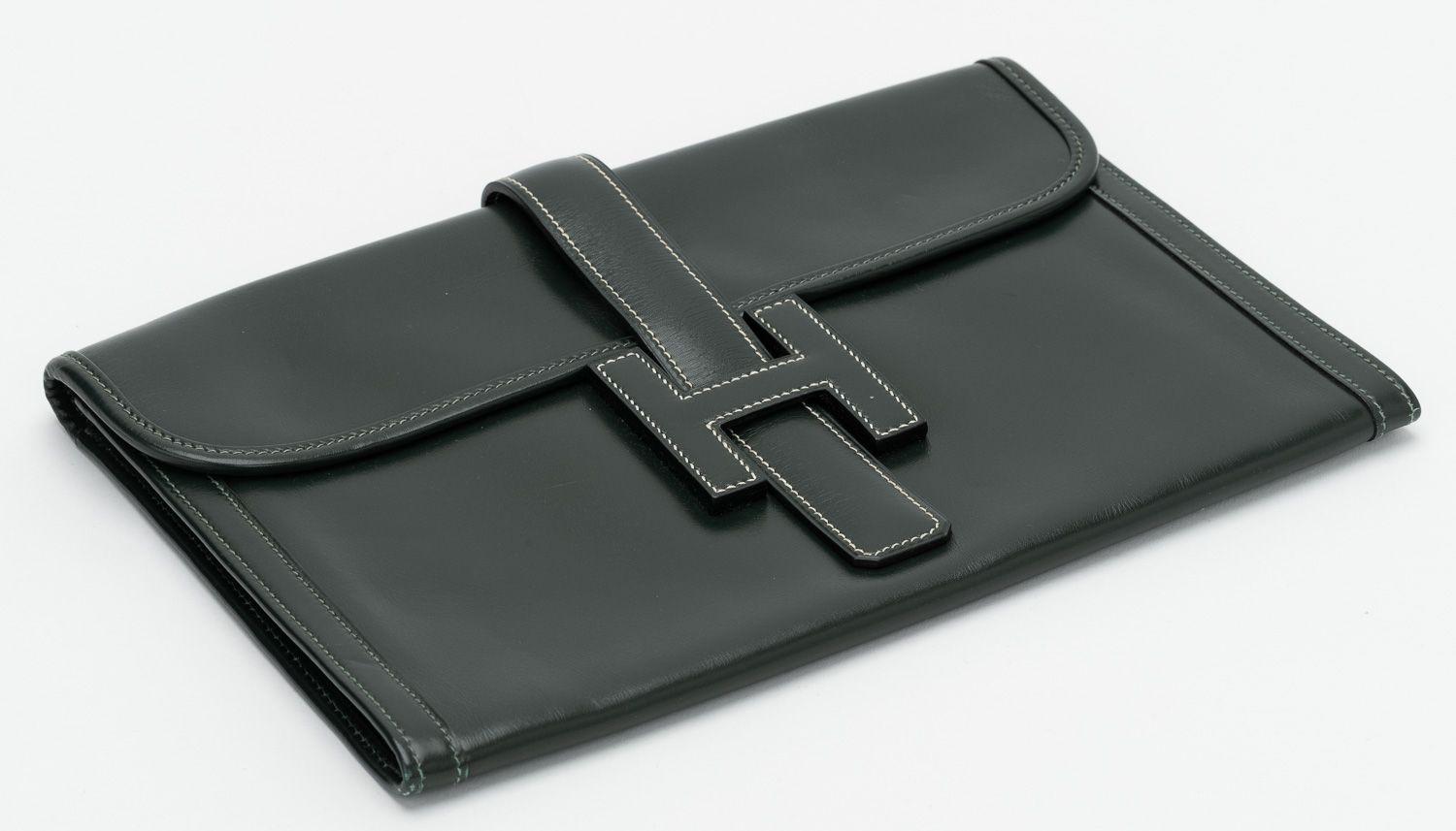 Hermès Grün Jige Clutch Box Kalb im Zustand „Hervorragend“ im Angebot in West Hollywood, CA