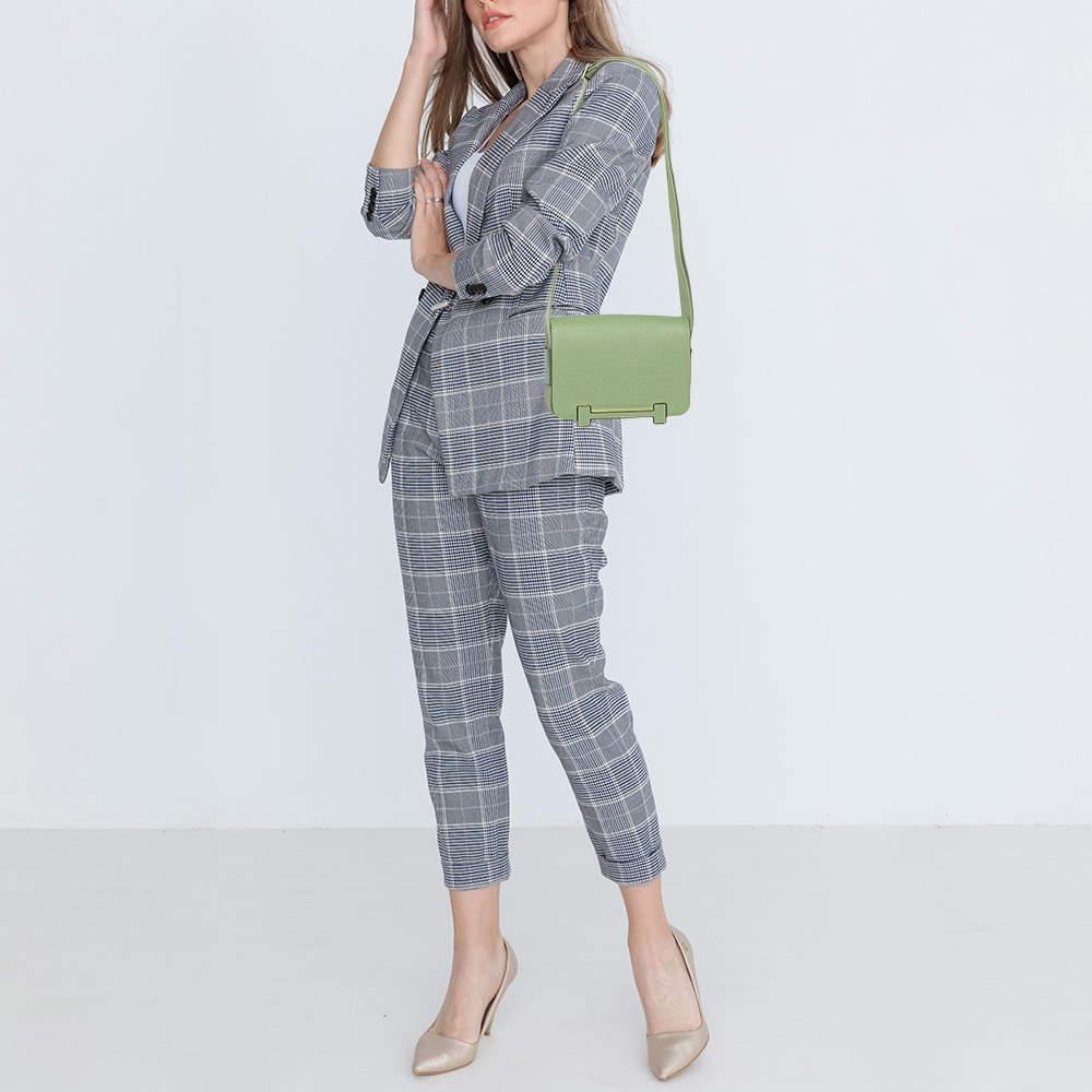 HermÃ¨s handbags are known for their unique designs that emanate the labels elegant flair and the labels immaculate craftsmanship makes their creations last season after season. Here is a stunning bag  meticulously crafted and stitched to
