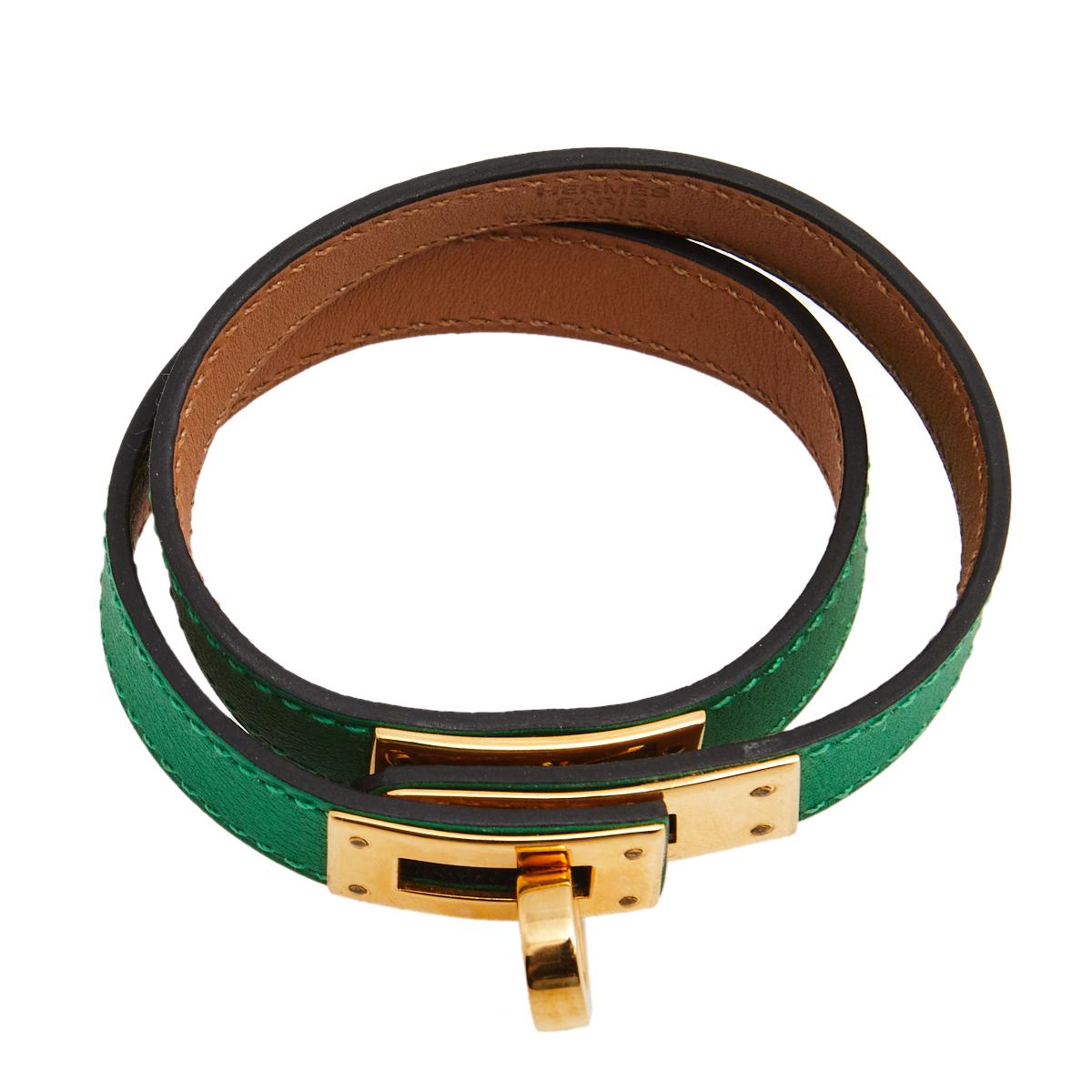 This Hermés Double Tour wrap bracelet is a chic accessory that can be paired with everything, from casuals to evening outfits. Made from leather, it is beautified with a Kelly twist closure in gold-plated metal. The bracelet has a long strap that