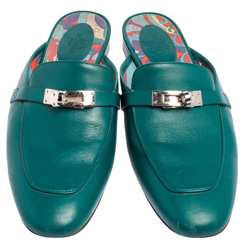 Designed in a loafer style, these mules are from the house of Hermes. They are beautifully crafted in green leather with the signature twist-lock in palladium-plated metal on the vamps. Slip these flat mules on for a comfortable urbane