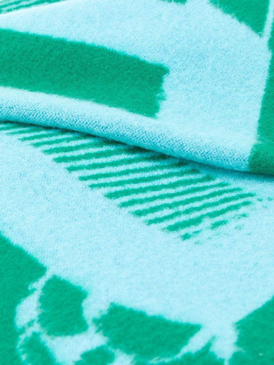 Cette superbe couverture 100 % laine se décline en vert royal et bleu turquoise avec un fabuleux motif abstrait d'Hermès. Construction en tricot. Bord fini.

Couleur : Vert/ Bleu

Composition : 100 % laine

Mesures : Longueur : 200cm, Largeur :