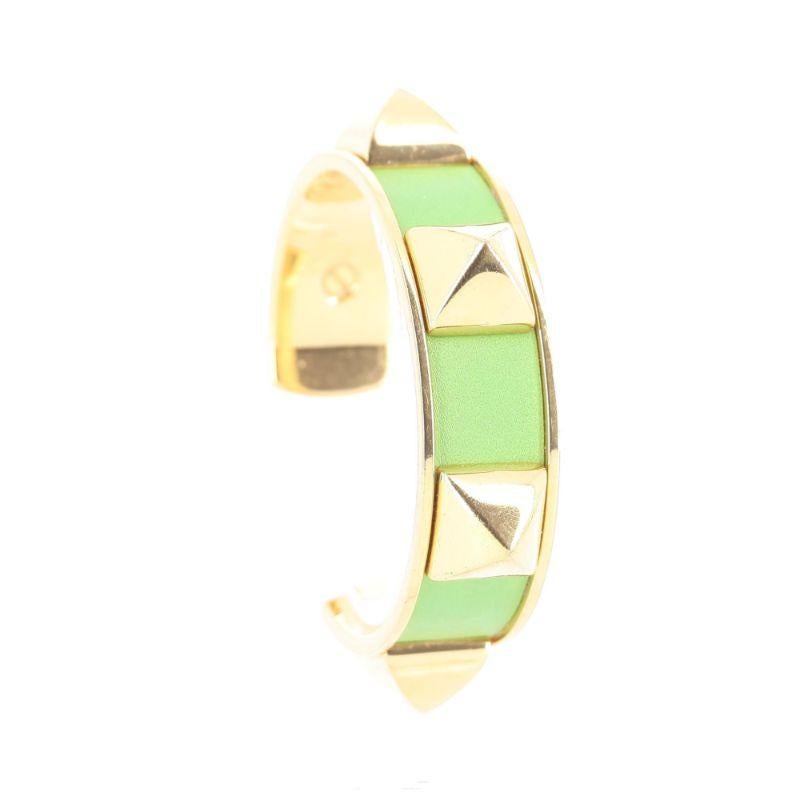 Hermes green Medor bracelet

Gold tone metal hardware
Very good condition, worn occasionally with great care, shows some light scratches
Packaging: Opulence vintage box

Additional information:
Designer: Hermes
Dimensions: Diameter 6 cm / 2 