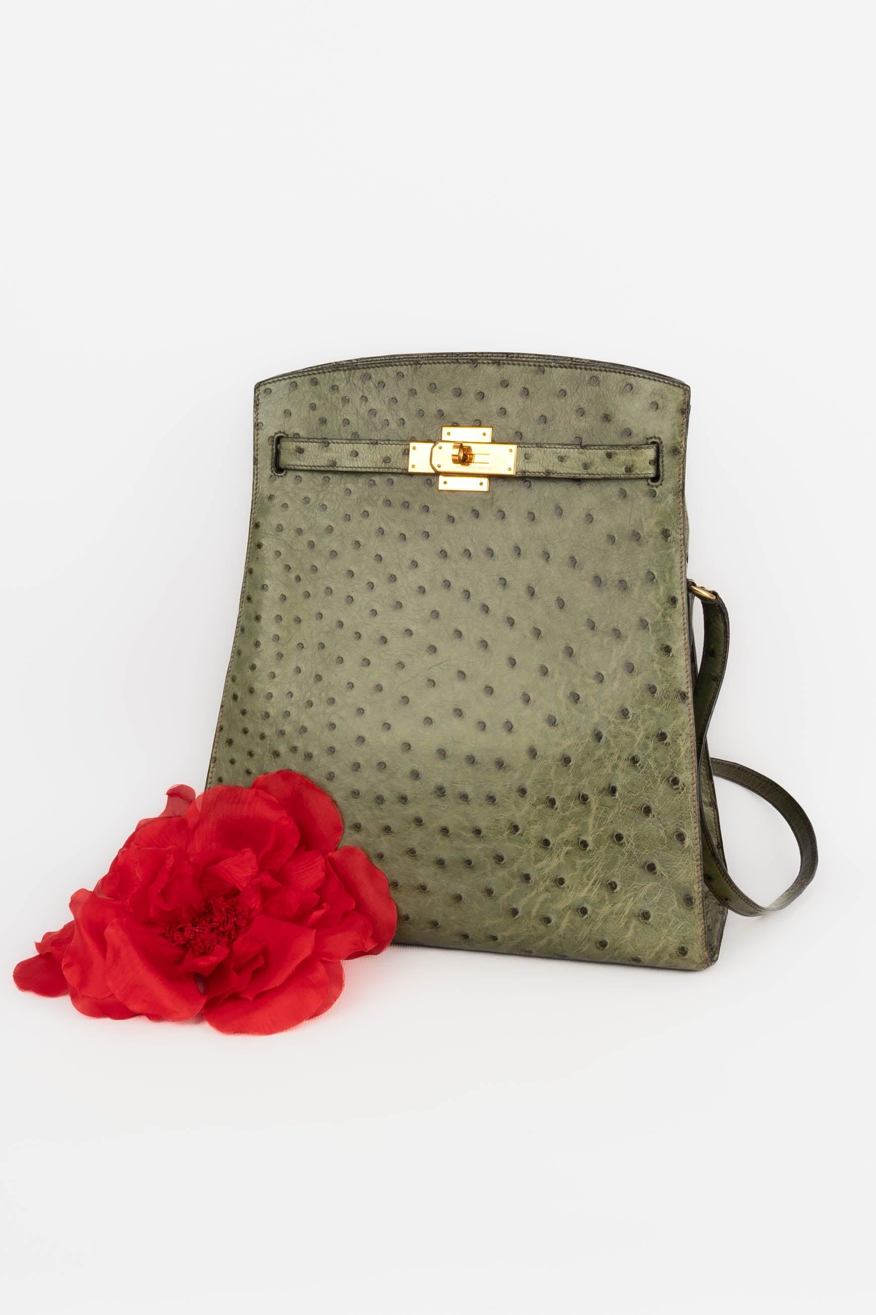 Hermès - (Made in France) Green ostrich leather 'Kelly sport'bag with gold-plated fastener and ties. Adjustable crossbody strap. 1987 Collection.

Additional information:
Condition: Very good condition
Dimensions: Height: 32 cm - Width: 29 cm -