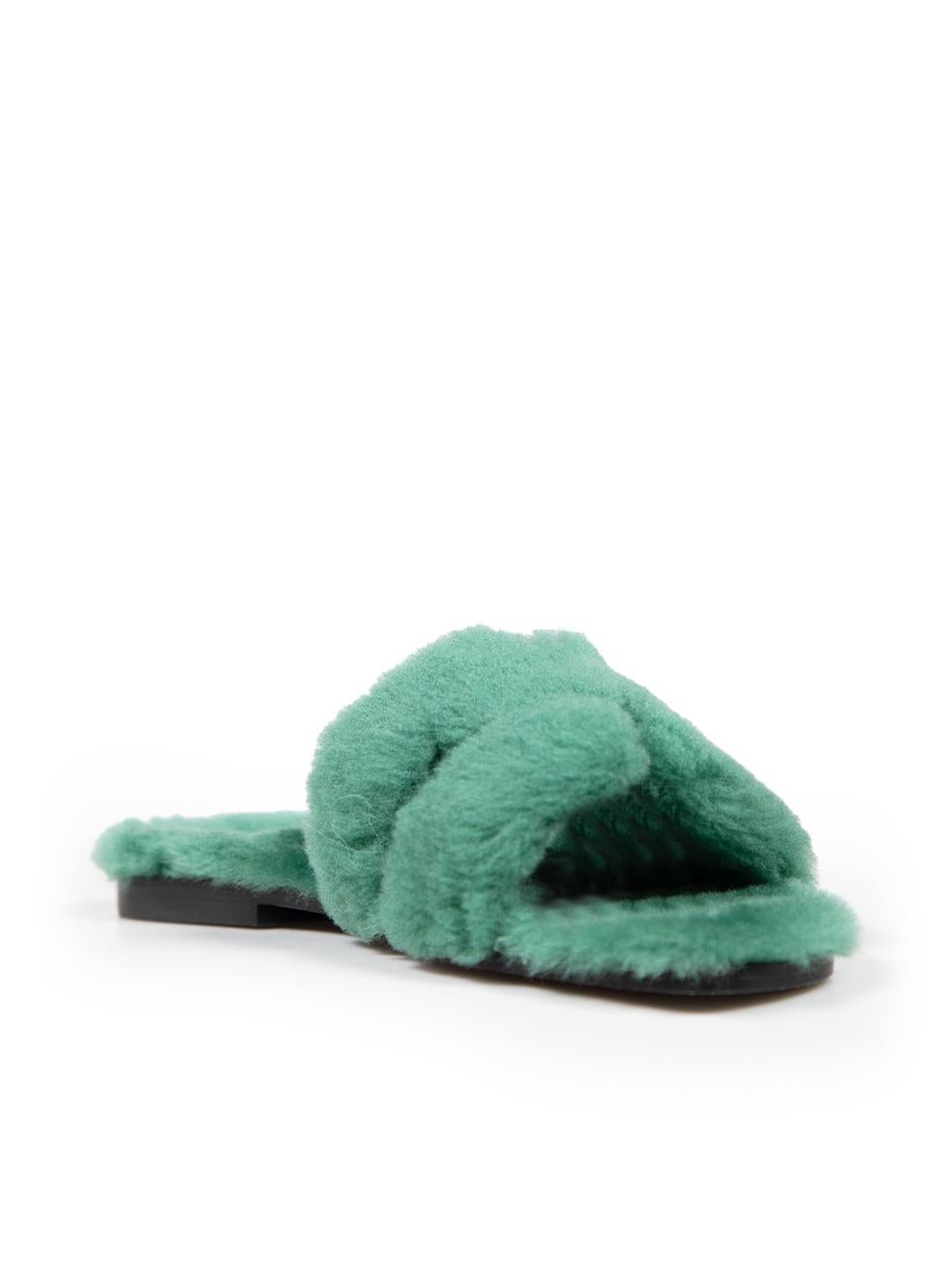 CONDITION is Very good. Hardly any visible wear to the sandals is evident on this used Hermès designer resale item. This item comes with an original dust bag.
 
 
 
 Details
 
 
 Model: Oran
 
 Green
 
 Shearling
 
 Slides
 
 Open toe
 
 Leather