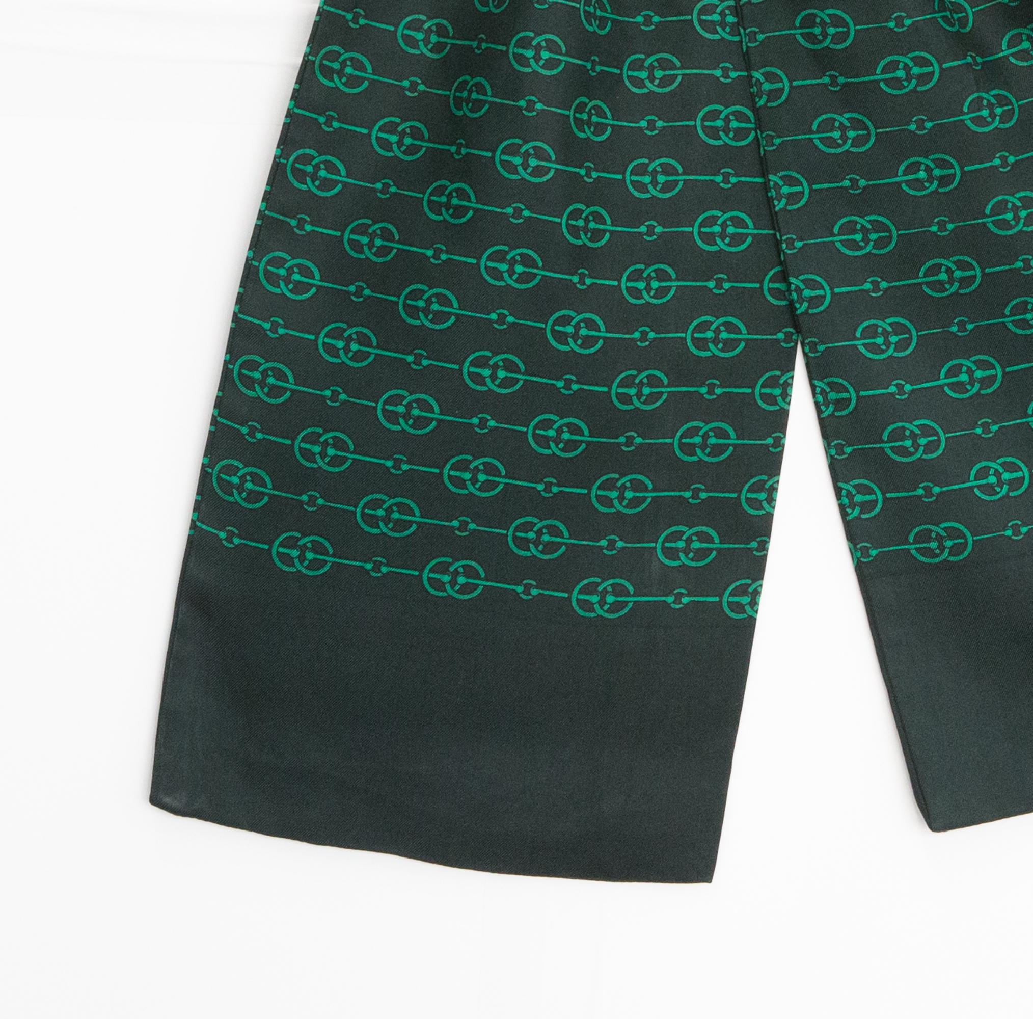 Pañuelo Ascot de seda verde Hermes en Bueno estado para la venta en Paris, FR