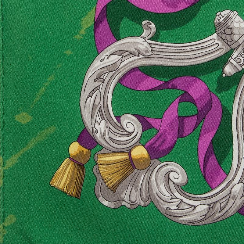 HERMES green silk FERRONNERIE 90 Twill Scarf In Fair Condition For Sale In Zürich, CH