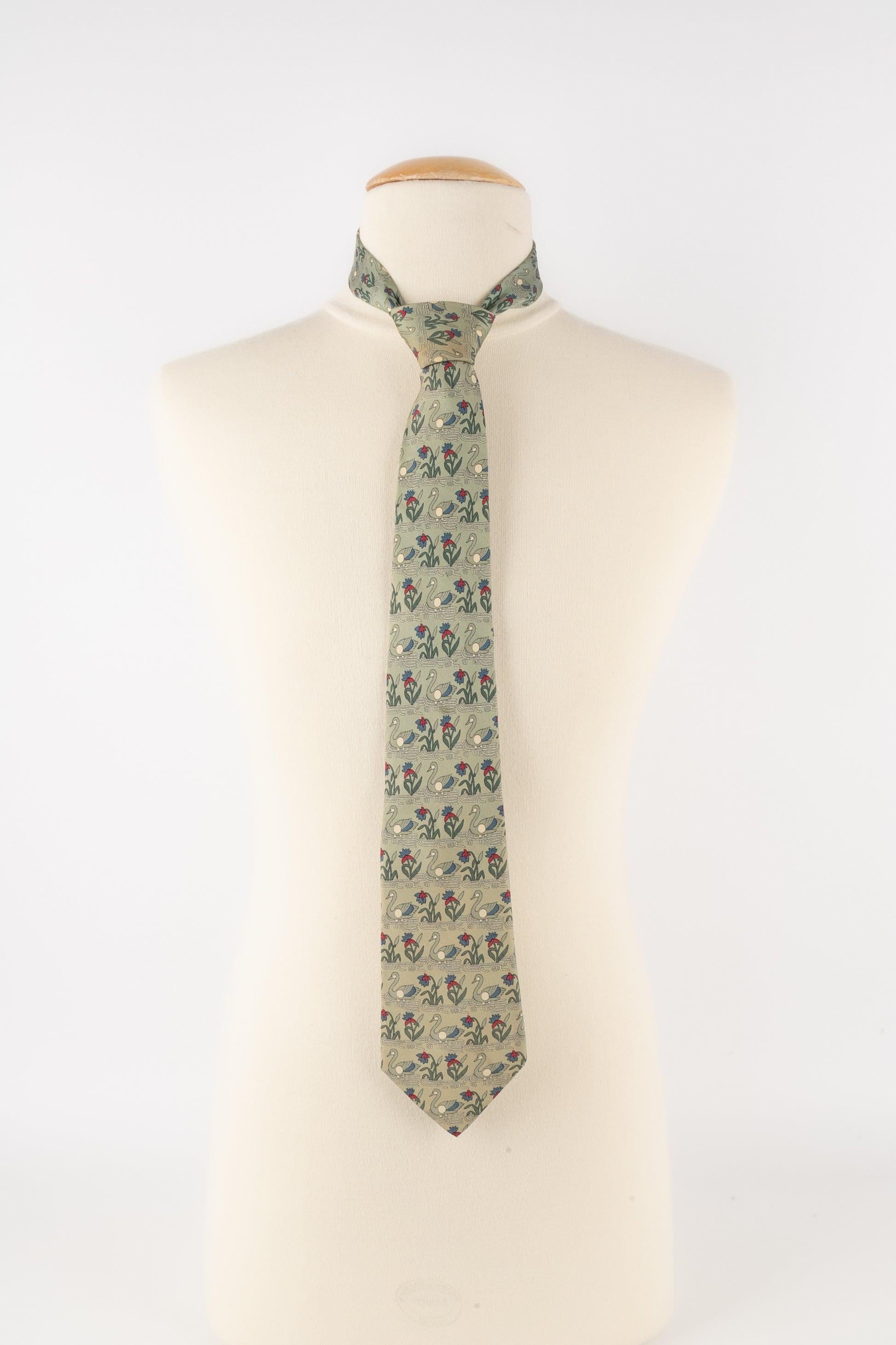 Hermès - (Made in France) Green silk tie illustrated with swans. Some discoloration traces.

Additional information:
Condition: Good condition
Dimensions: Max. width: 8 cm

Seller Reference: ACC13
