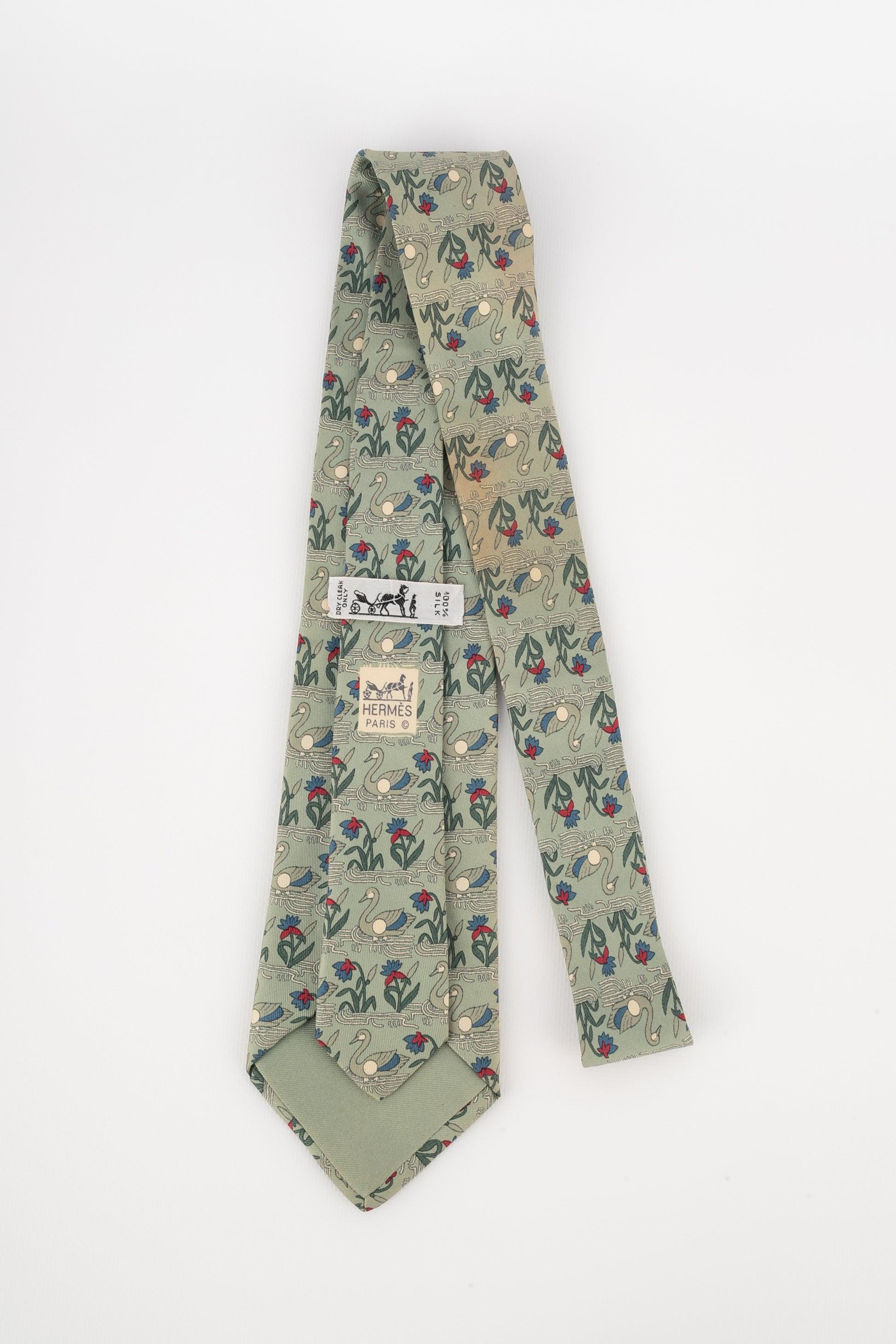 Hermès Green Silk Tie Illustrated with Swans In Good Condition In SAINT-OUEN-SUR-SEINE, FR