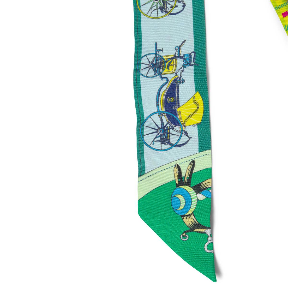 Sciarpa HERMES verde seta VOITURES NOUVELLES Twilly Vert Flo Ciel Emeraude In condizioni buone in vendita a Zürich, CH