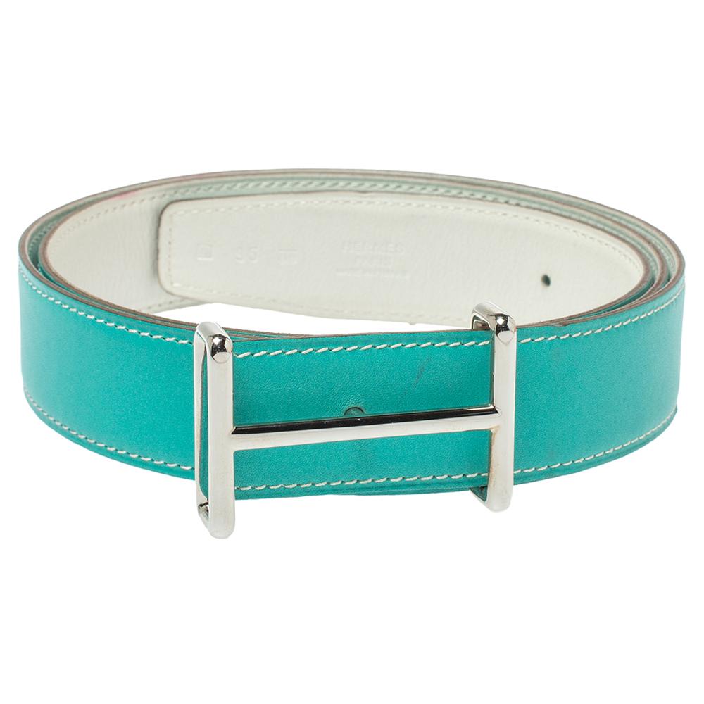 Mantieni il tuo stile con questa attraente cintura Hermes Idem. Questo pezzo di grande impatto presenta un cinturino in pelle reversibile verde e bianco, una fibbia Idem in argento e una chiusura con foro a piolo. Ottieni un look alla moda senza