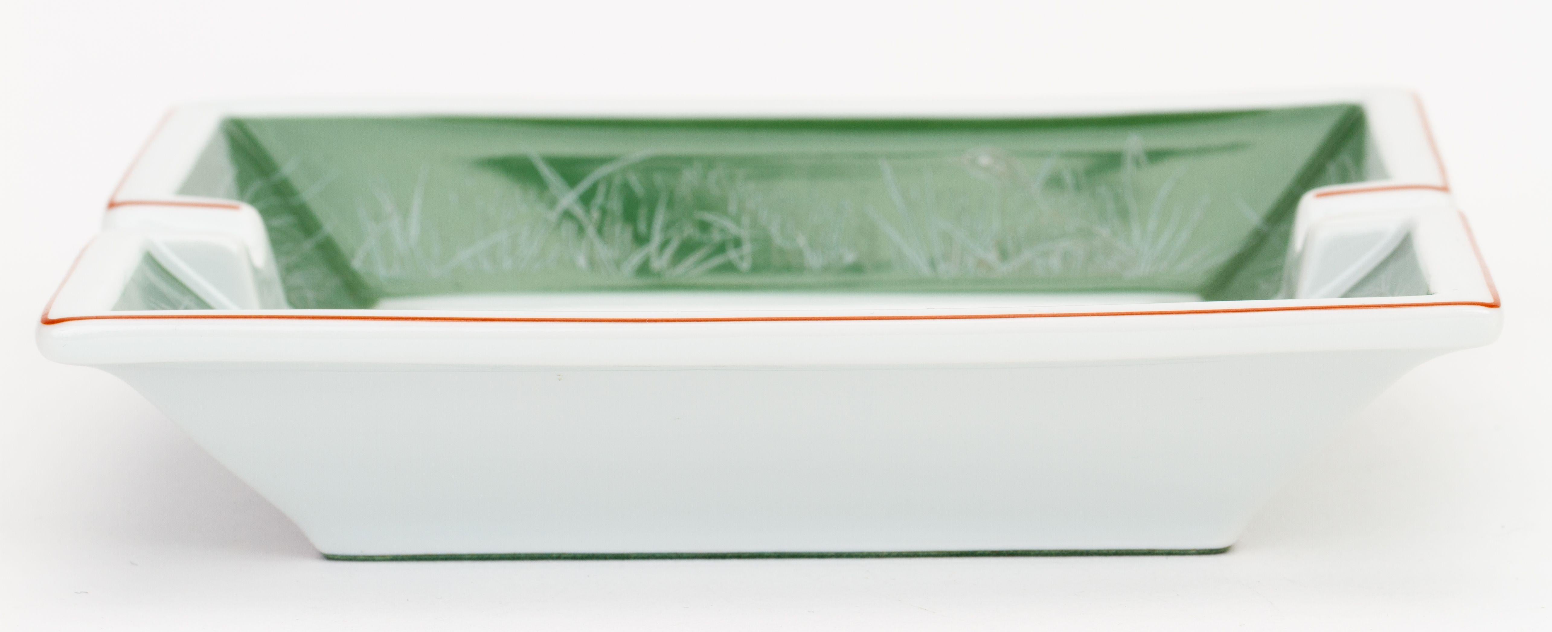 Hermès Grün Weiß Porzellan Sprinter Hund Aschenbecher (Grau) im Angebot