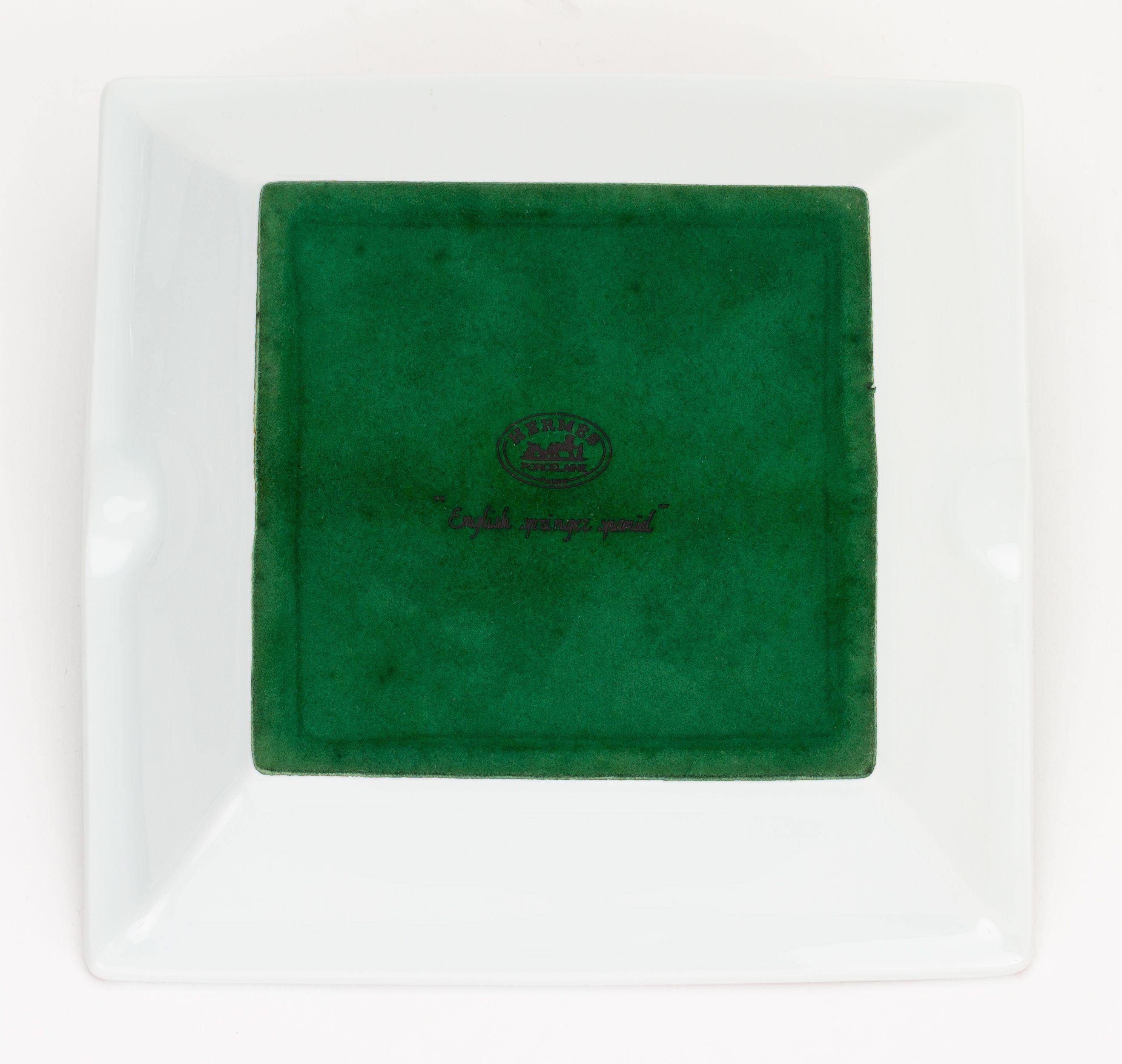 Hermès Grün Weiß Porzellan Sprinter Hund Aschenbecher im Zustand „Hervorragend“ im Angebot in West Hollywood, CA