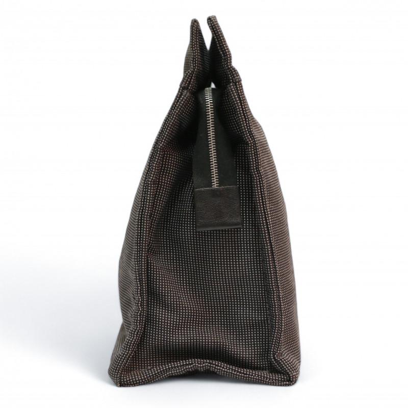 Beautiful and convenient HERMES textile travel case

Condition: very good
Made in France
Material : textile
Interior: dark gray waterproof textile
Color: gray, black
Dimensions: 30 x 23 x 12 cm
Hardwaee: silver palladium-plated metal zipper
Details: