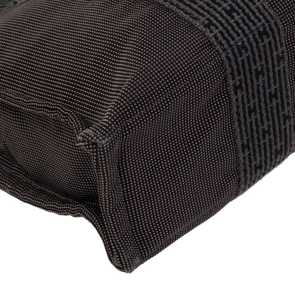 This Fourre-Tout bag from the house of Hermes is a convenient classic bag and ideal to hold your daily essentials. Finely crafted from canvas, it features striped trims on the exterior. The bag is expandable with its snap-enclosed sides and has