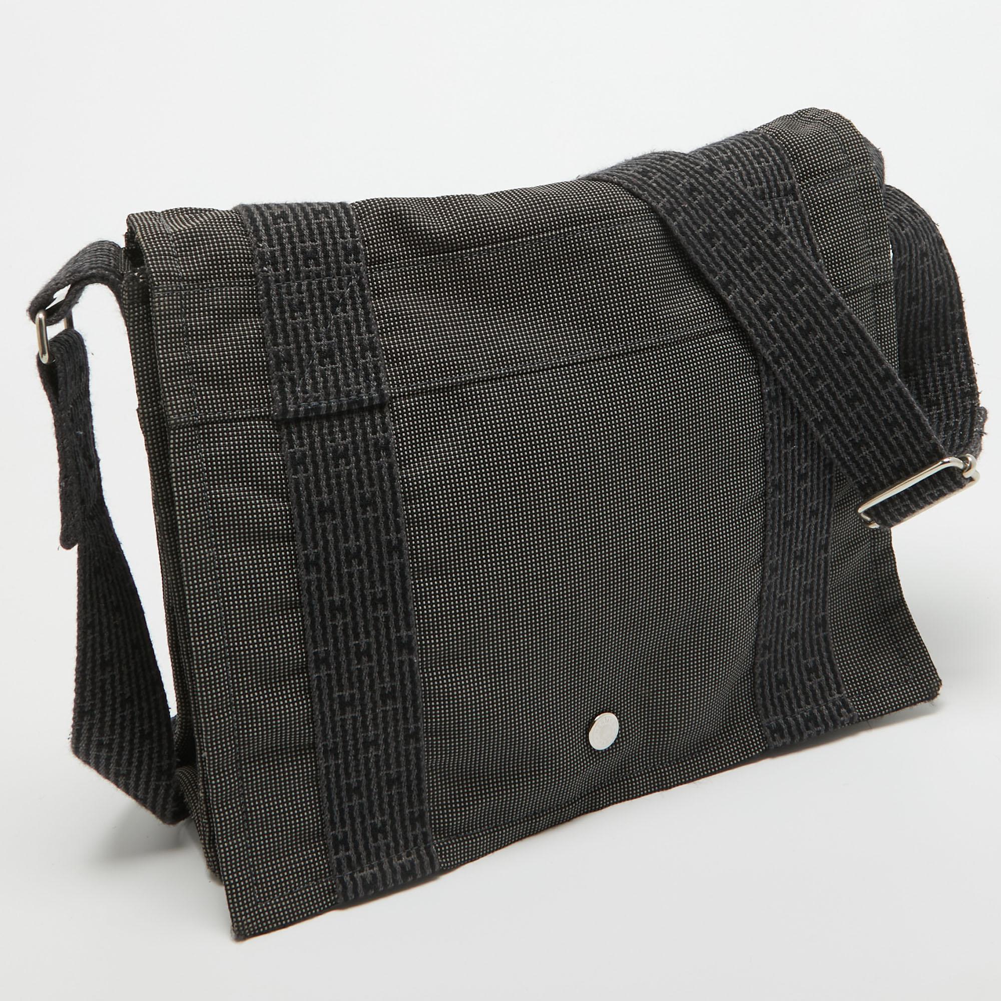 Hermes Grey Canvas Fourre Tout Besace Messenger Bag In Good Condition In Dubai, Al Qouz 2