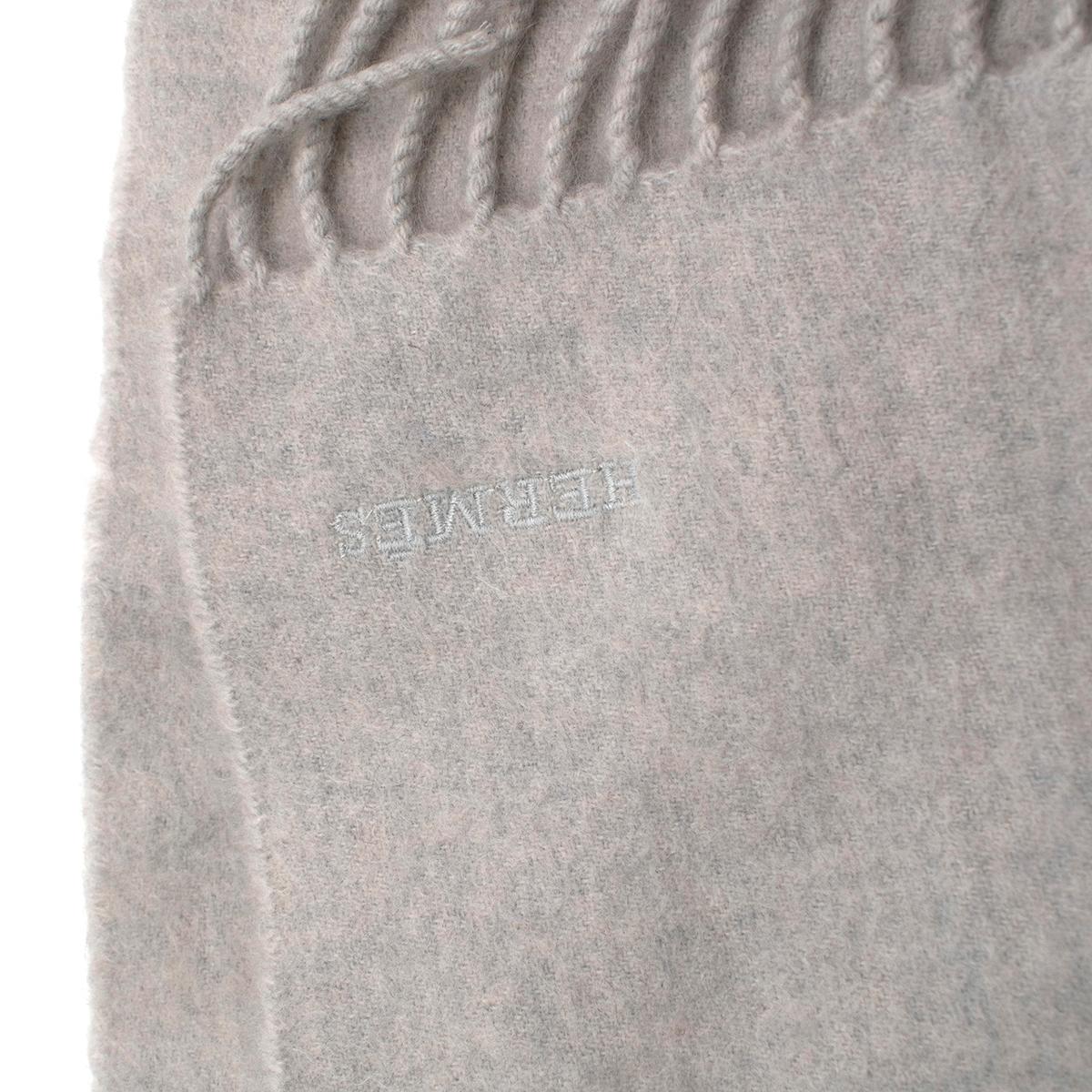 Grauer Kaschmir-Fransenschal von Hermès für Damen oder Herren