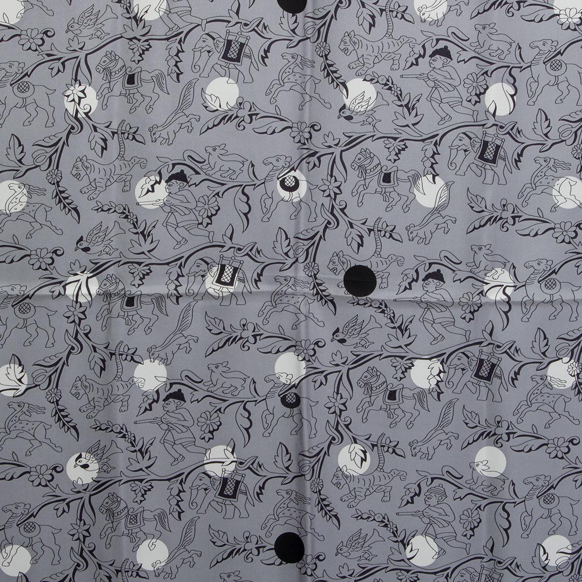 100% authentic Hermès Chasse En Inde 140 scraf in pink and grey silk (100%) with details in charcoal, black and white. Has been worn and is in excellent condition. 

Designed by Michele Duchene

During the Second Empire, the officers of the Imperial