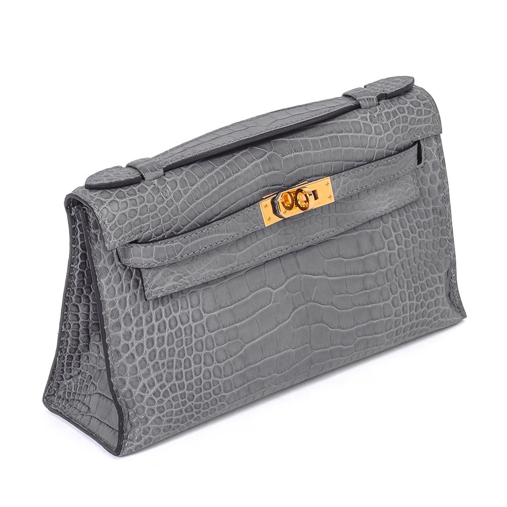 This pre-owned Kelly pochette in pairs grey, crafted in  leather with gold-tone hardware. Having taken inspiration from the classic Kelly design,  this Kelly pochette is the perfect compact size to carry around from day to night. Featuring the