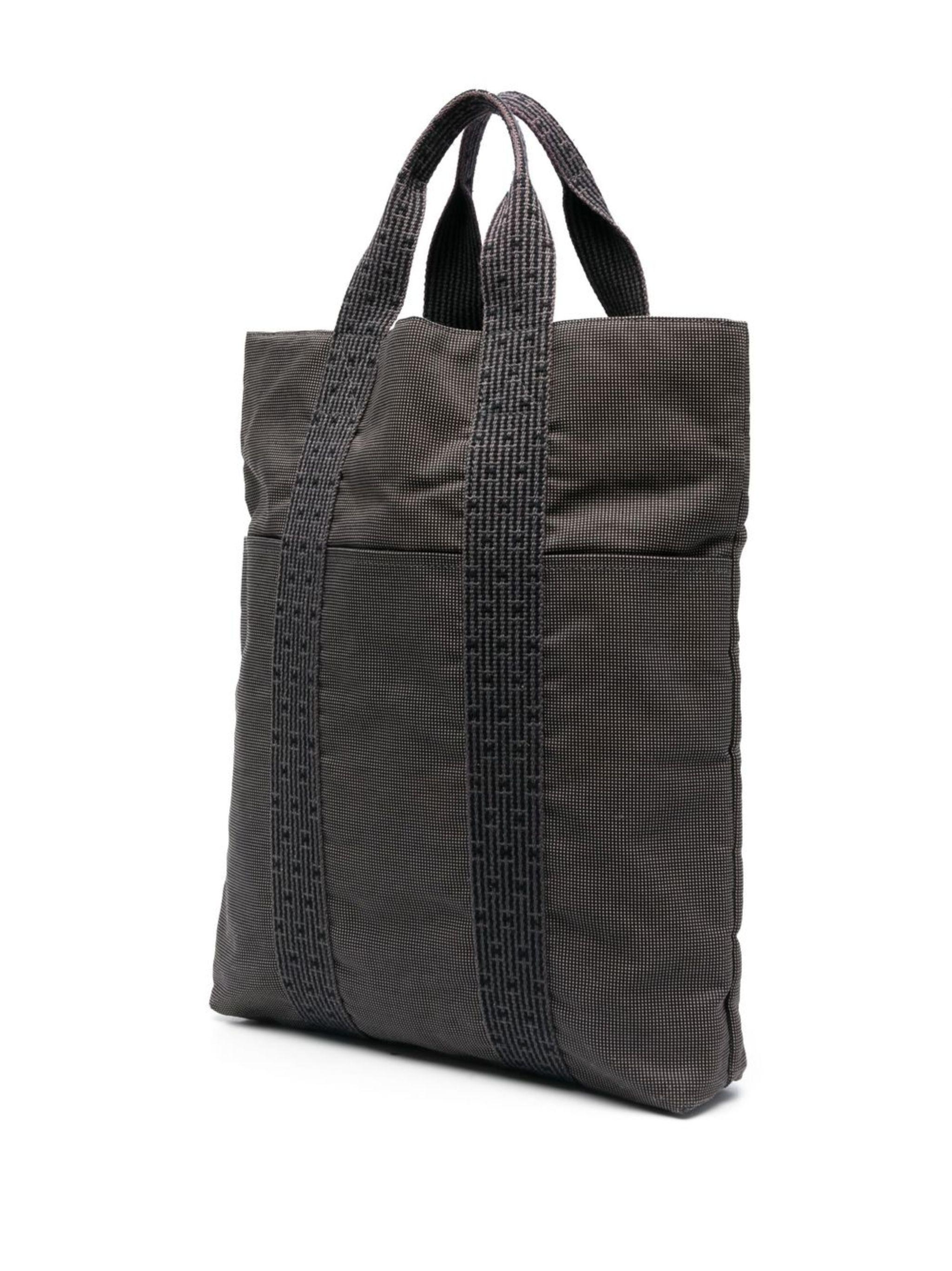 Sac fourre-tout Hermes 2000s Grey Fourre Tout Herline avec deux anses roulées, fermeture zippée sur le dessus, poche intérieure plaquée, doublure intégrale, ferrures argentées, corps rectangulaire et étiquette intérieure.
Circa 2000s 100%coton
En