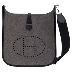 HERMÈS Sac à bandoulière Swift gris Moyen et noir, 29 PM