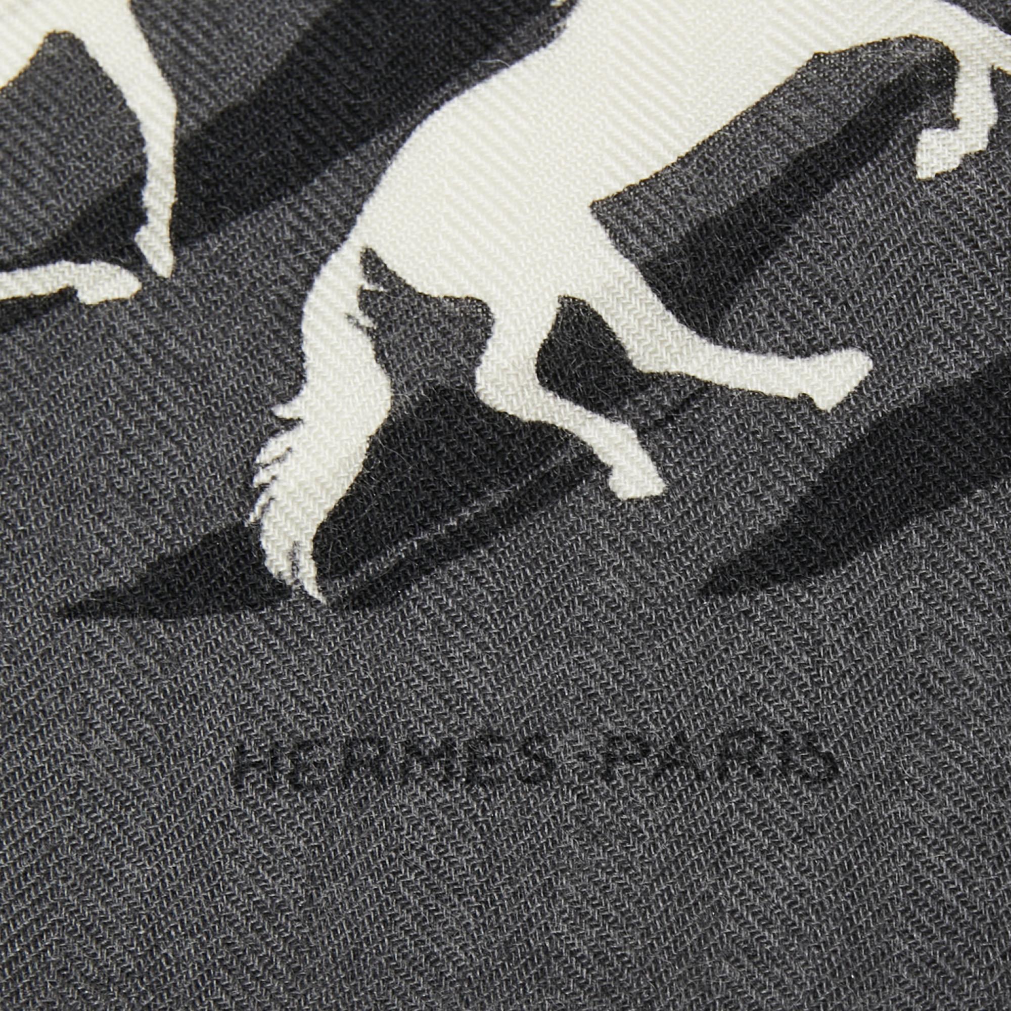 Hermès Grey Horse Print Cashmere Scarf In Excellent Condition In Dubai, Al Qouz 2