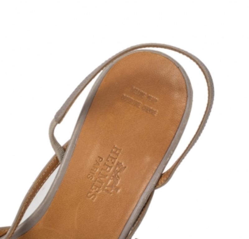 Be a trendsetter by waltzing out in this exquisite Hermes pair. Crafted from leather, these fabulous grey beauties feature pointed toes, high heels, and slingbacks. Slip them on over simple outfits and let these sandals have the spotlight.
