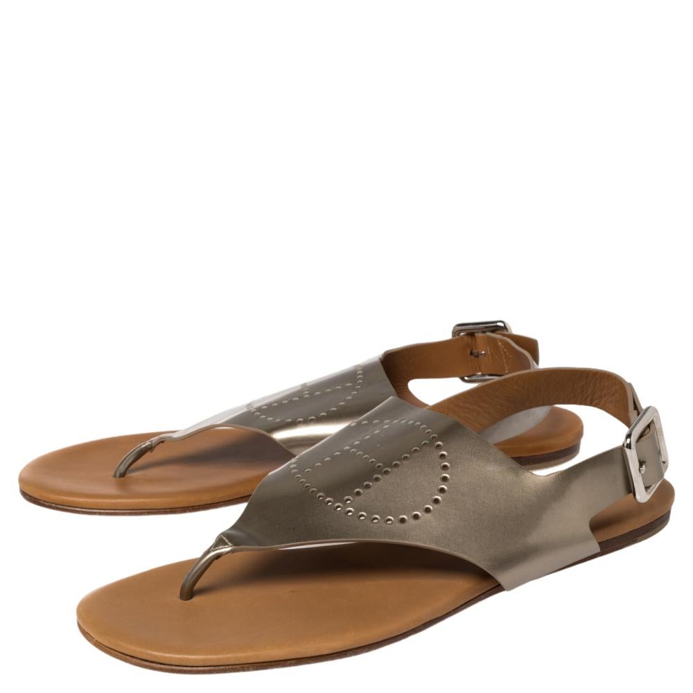 Hermès Grey Patent Leather Kola Thong Flat Slingback Sandals Size 38 In Good Condition In Dubai, Al Qouz 2