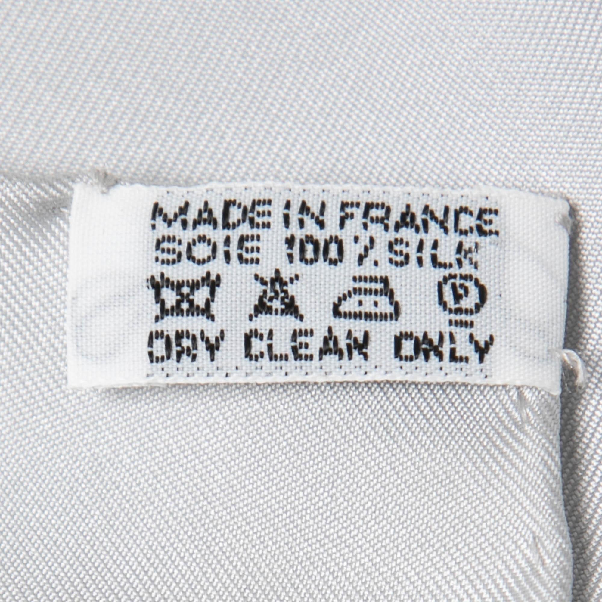 Accessoire essentiel d'Hermès, les foulards de la marque sont aussi emblématiques que n'importe quelle autre création de la marque et font partie des favoris des collectionneurs. Cette version est soigneusement coupée dans une soie luxueuse et