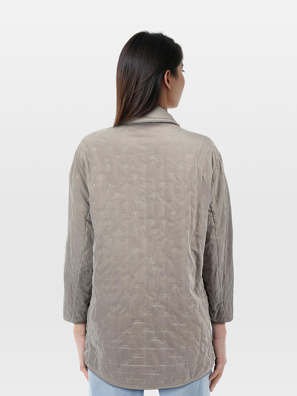 CONDIZIONE: molto buona. L'usura del cappotto è minima. Spicca il ricamo in basso a destra. Sfilacciamento dell'etichetta del designer sul retro del collo. Il tessuto si è consumato sull'orlo del corpetto e sotto entrambe le ascelle all'interno