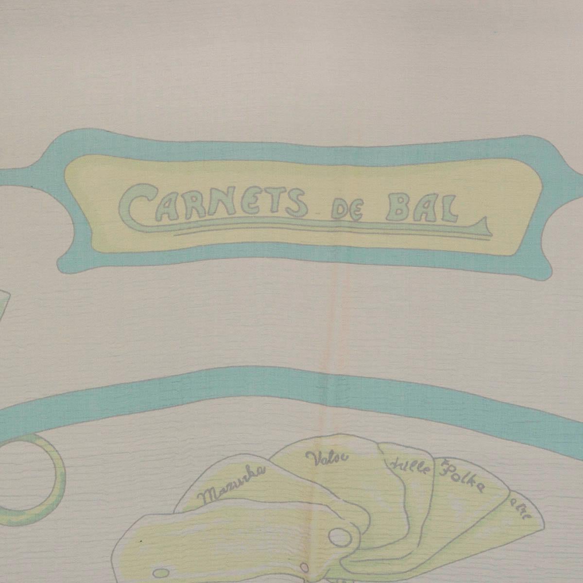 Foulard Carnets de Bal 140 Mousseline 100% authentique en mousseline de soie grise (100%) avec un éclat cuivré et des détails en pétrole, vert et citron vert. A été porté et est en excellent état. 

Mesures
Largeur	160cm (62.4in)
Longueur	160cm