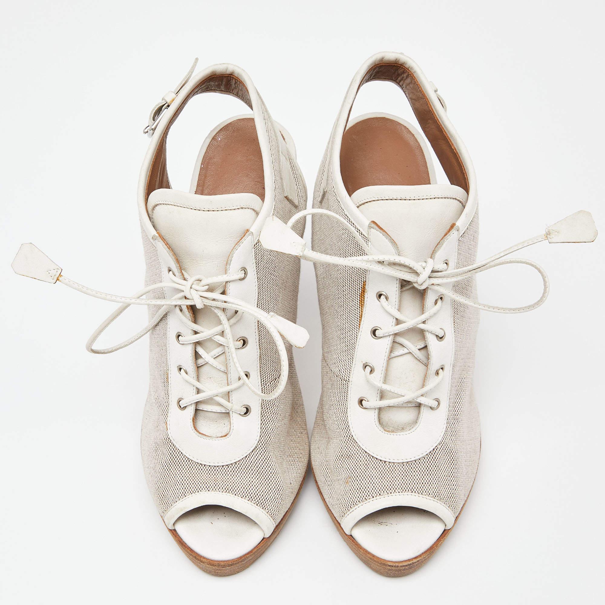 Hermes Grey/White Canvas and Leather Peep Toe Lace Up Slingback Booties Size 39 In Good Condition For Sale In Dubai, Al Qouz 2