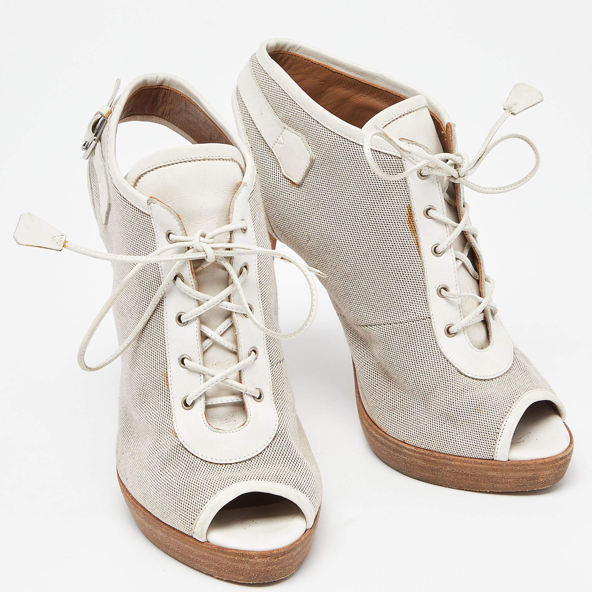 Hermes Grey/White Canvas and Leather Peep Toe Lace Up Slingback Booties Size 39 In Good Condition For Sale In Dubai, Al Qouz 2
