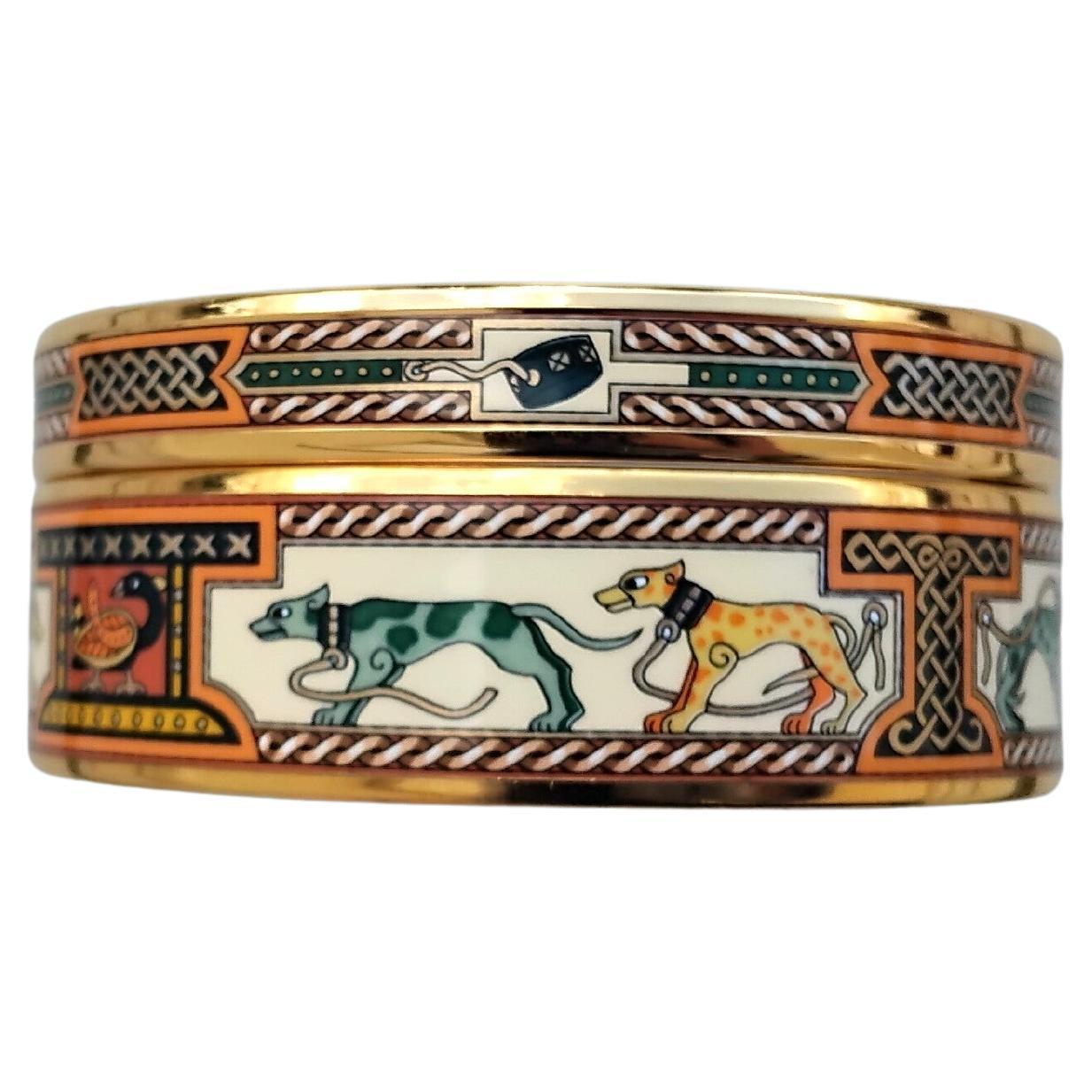Raro y Precioso Juego Auténtico de 2 Pulseras Hermès

Imprime: Lévriers (Perros galgos)

El juego incluye 2 pulseras: 1 grande y 1 estrecha

Fabricado en Austria 

Pulseras vintage, de los años 90

De esmalte estampado y herrajes chapados en