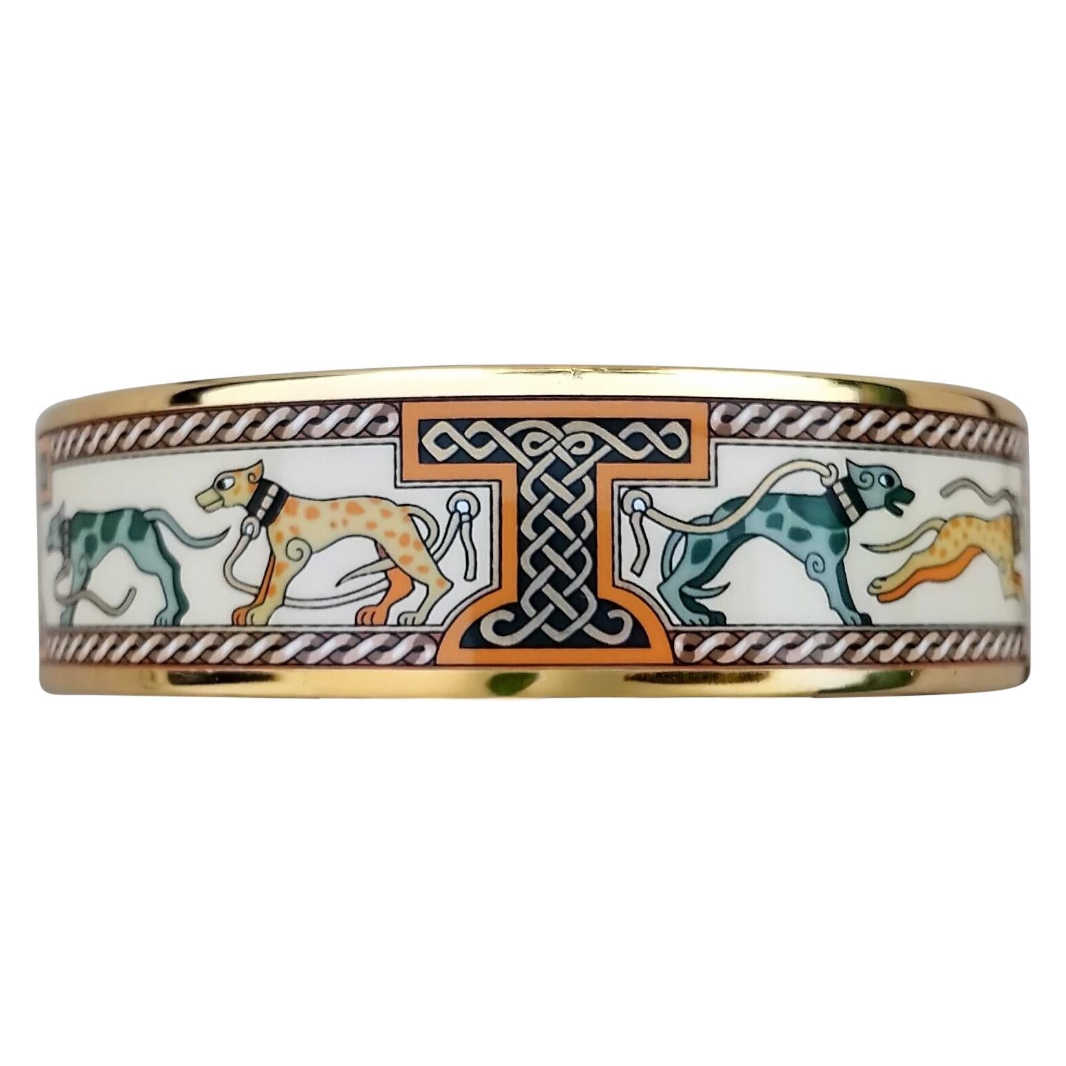Gorgeous Authentic Hermès Bracelet

Print: Lévriers (Greyhound dogs)

Made in Austria + A (1997)

Made of printed enamel and yellow gold plated hardware

Colorways: beige, green, yellow, brick orange

Leashes, collars, and decoration details (peas,
