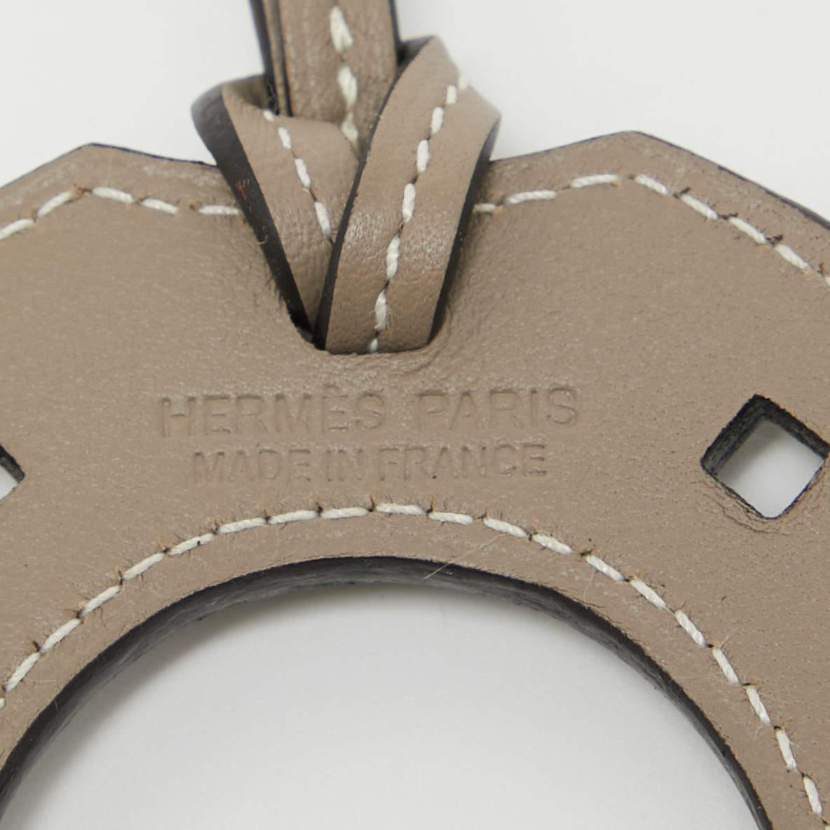 Hermès Gris Asphalt Swift Leather Paddock Fer a Cheval Bag Charm In Excellent Condition In Dubai, Al Qouz 2