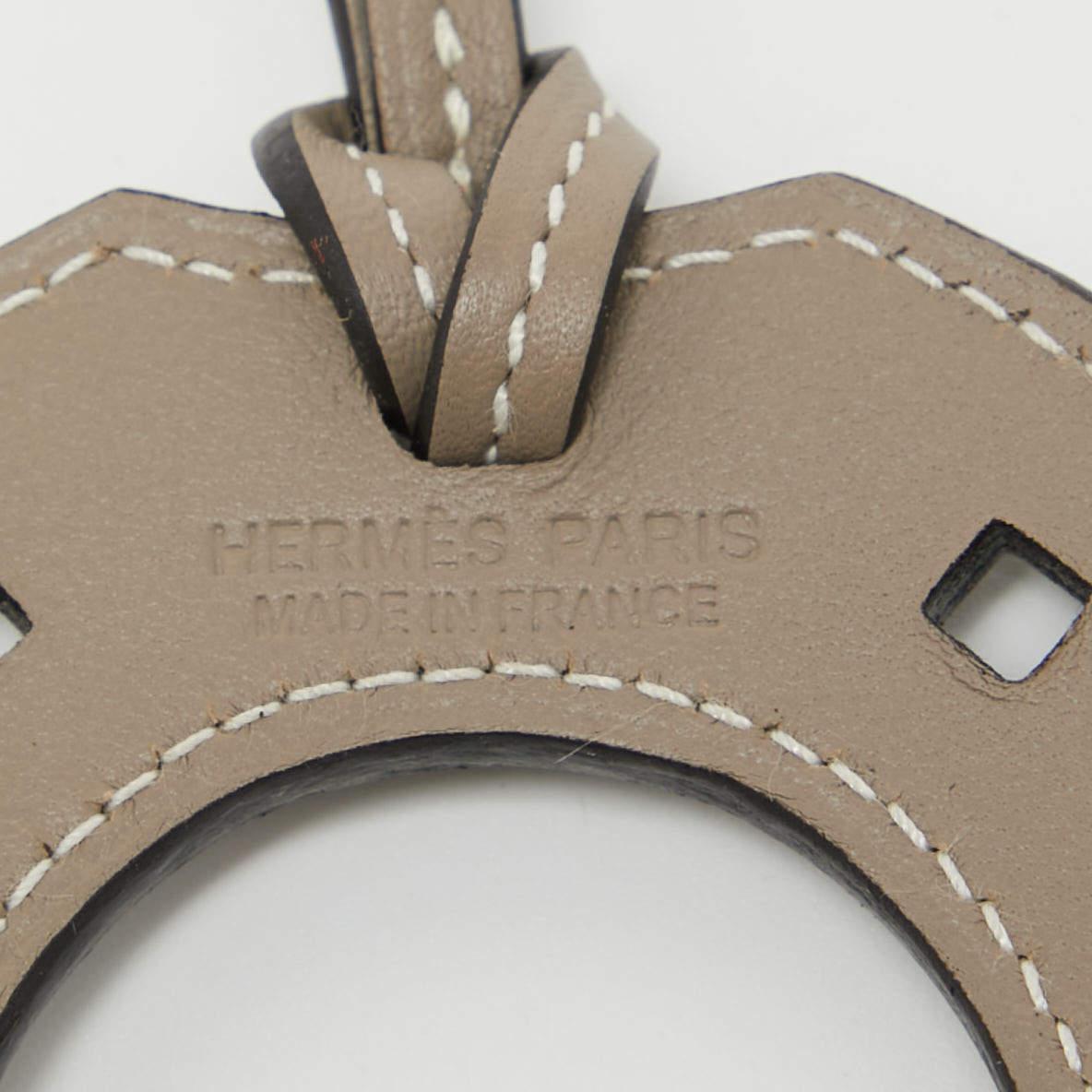 Hermès Gris Asphalt Swift Paddock Leather Fer a Cheval Bag Charm Excellent état - En vente à Dubai, Al Qouz 2