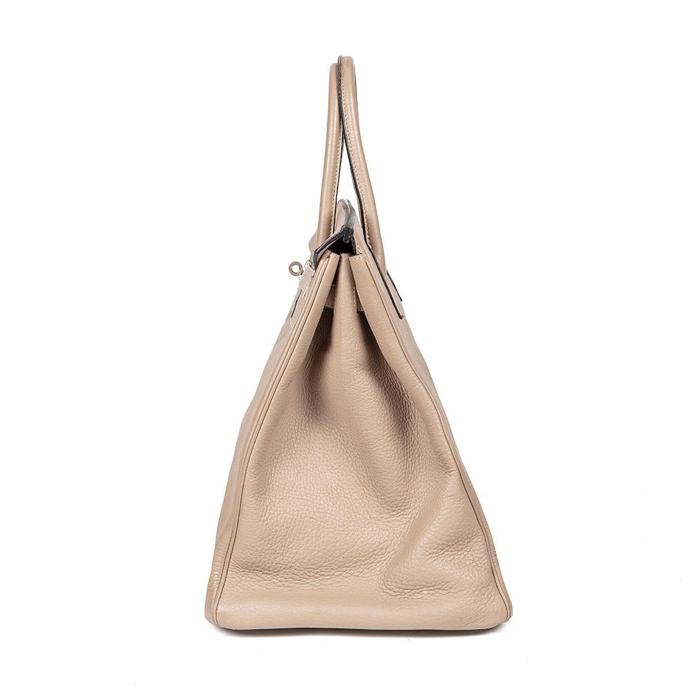 40 Jahre nachdem Juan-Louis Dumas die Birkin Bag entworfen hat, ist sie weltweit für ihre hochwertige Verarbeitung und die aufwändigen Details bekannt. Diese 40cm Gris Hermès Birkin ist da keine Ausnahme. Sie wird in Frankreich aus Togo-Leder